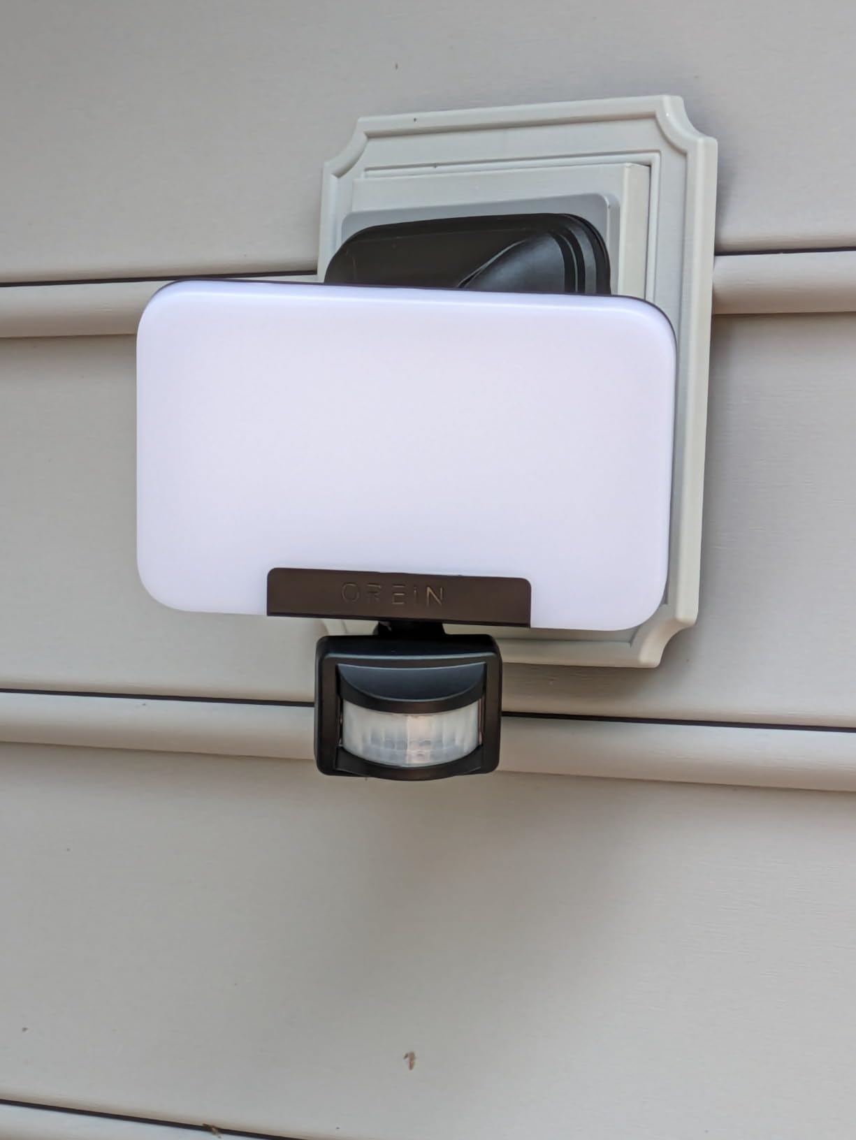 OREiN Smart Flood Lights Outdoor 2700K-6500K CCT Dusk to Dawn LED Security Lights with APP Control, 24W=200W, 1%-100% Brightness, IP65 Waterproof Bluetooth Connected Floodlight, 1 Pack (Hardwired) customer photo 1