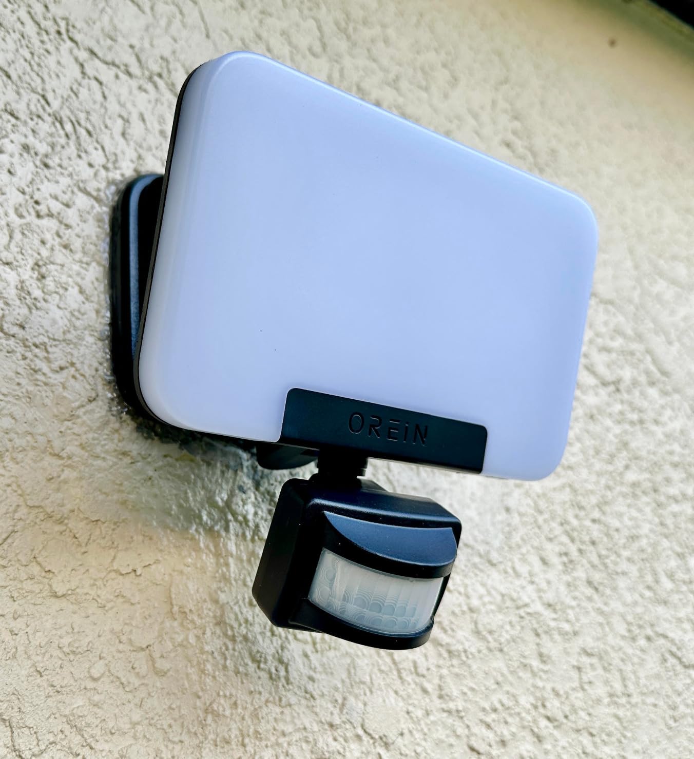 OREiN Smart Flood Lights Outdoor 2700K-6500K CCT Dusk to Dawn LED Security Lights with APP Control, 24W=200W, 1%-100% Brightness, IP65 Waterproof Bluetooth Connected Floodlight, 1 Pack (Hardwired) customer photo 2