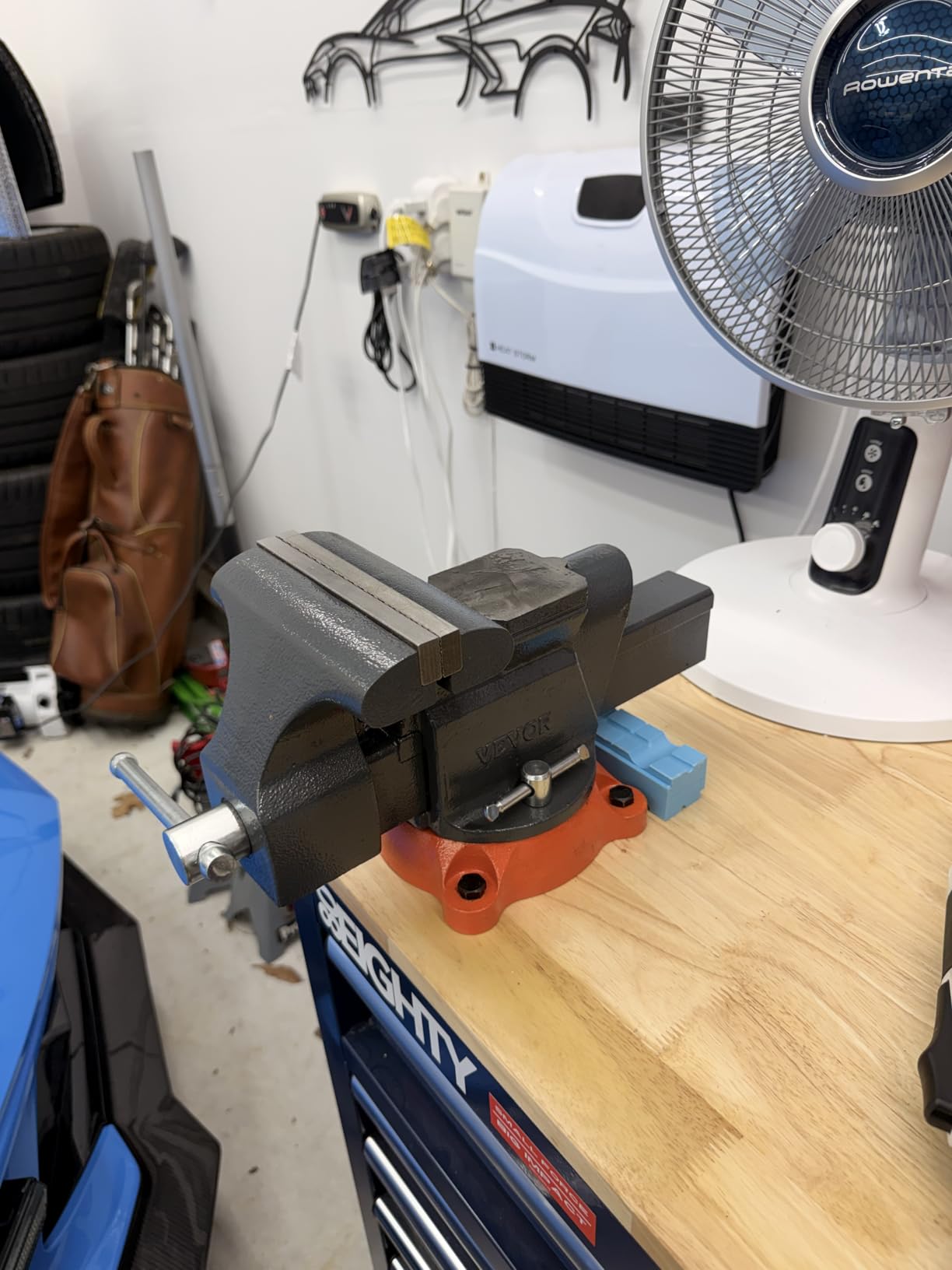 VEVOR Bench Vise, 4.5-inch Jaw Width 3.3-inch Jaw Opening, 240-Degree Swivel Locking Base Multipurpose Vise w/Anvil, Heavy Duty Cast Iron Workbench Vise customer photo 1