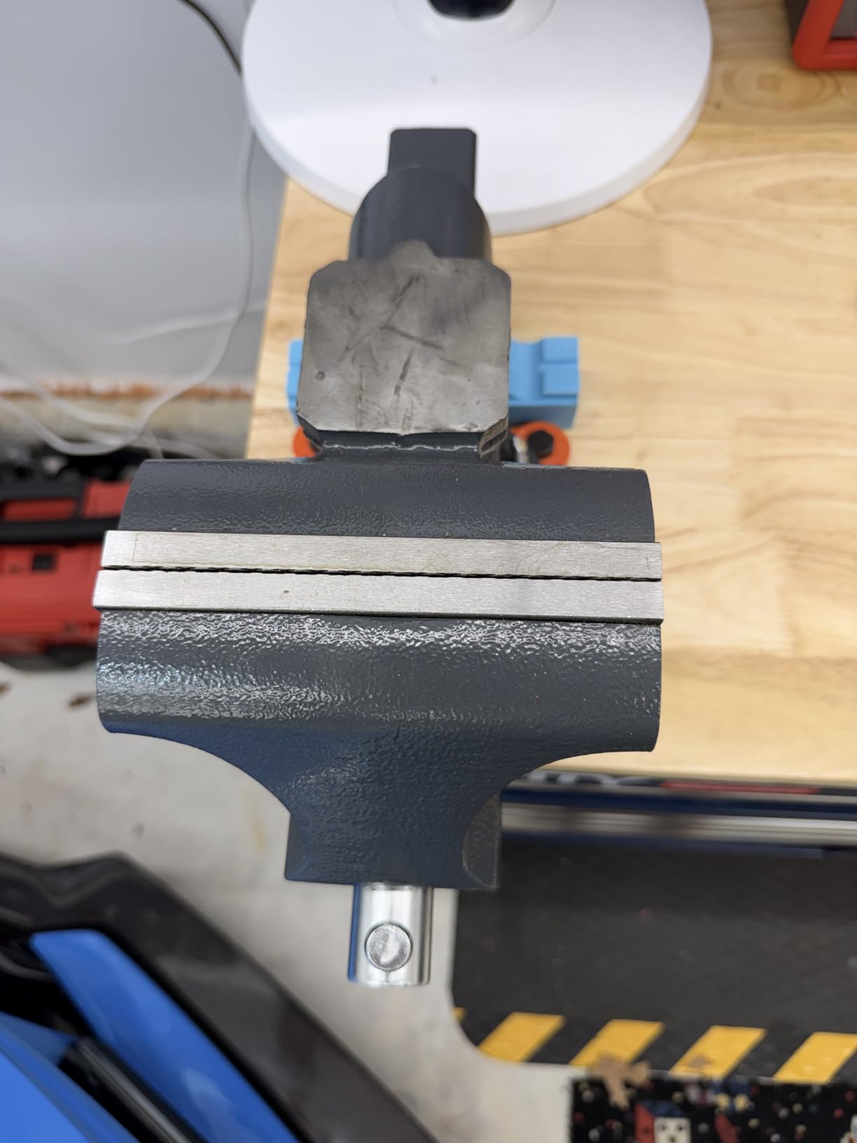 VEVOR Bench Vise, 4.5-inch Jaw Width 3.3-inch Jaw Opening, 240-Degree Swivel Locking Base Multipurpose Vise w/Anvil, Heavy Duty Cast Iron Workbench Vise customer photo 2