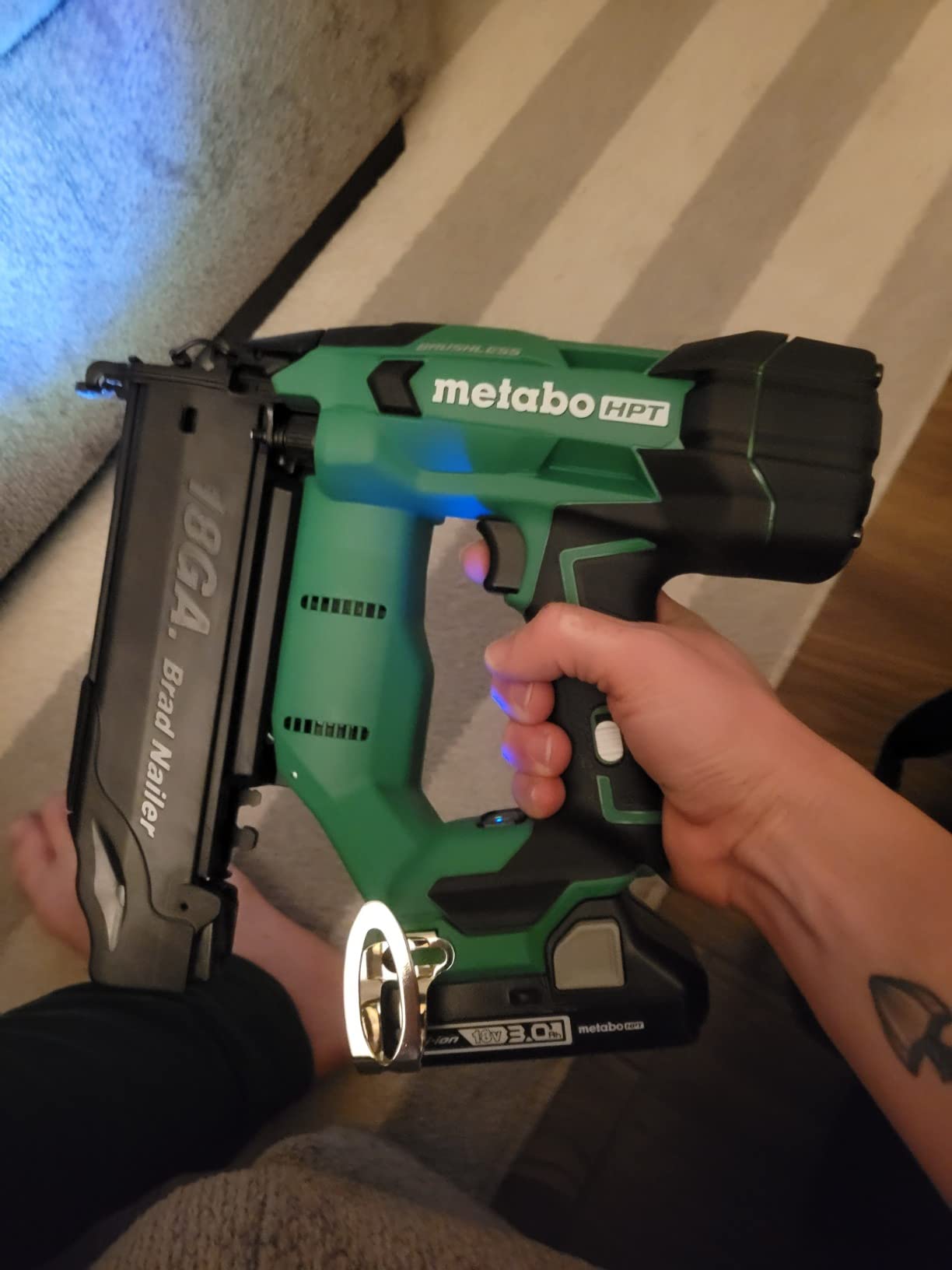 Metabo HPT 18V MultiVolt Brushless Compact Cordless Brad Nailer Kit (NT1850DFT) customer photo 1
