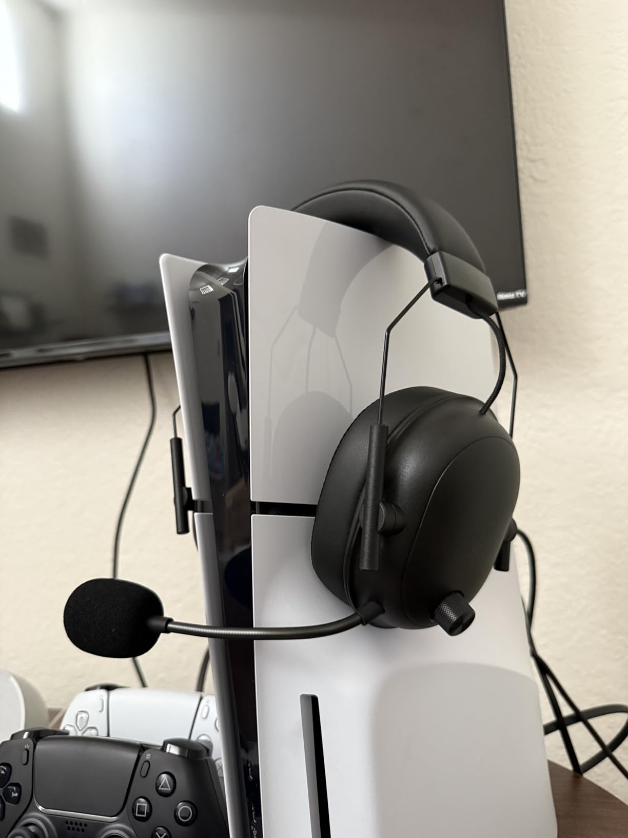Razer BlackShark V2 HyperSpeed Wireless Gaming Headset for PC, Mac, PlayStation, Switch & Mobile - 280g Lightweight, Wideband Mic, 50mm Drivers, 2.4GHz, Bluetooth or USB, 70 Hr Battery - Black customer photo 2