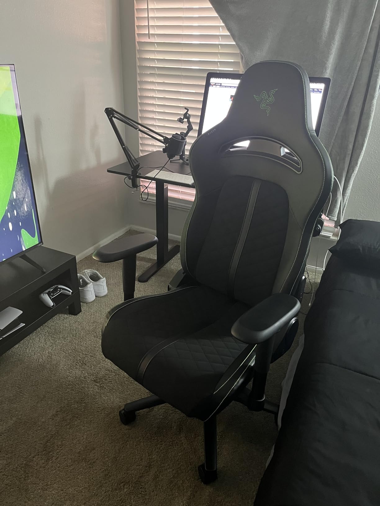 Razer Enki X Essential Gaming Chair: All-Day Comfort - Built-in Lumbar Arch - Optimized Cushion Density - Dual-Textured, Eco-Friendly Synthetic Leather - Adjustable 152-degree Recline - Black customer photo 1