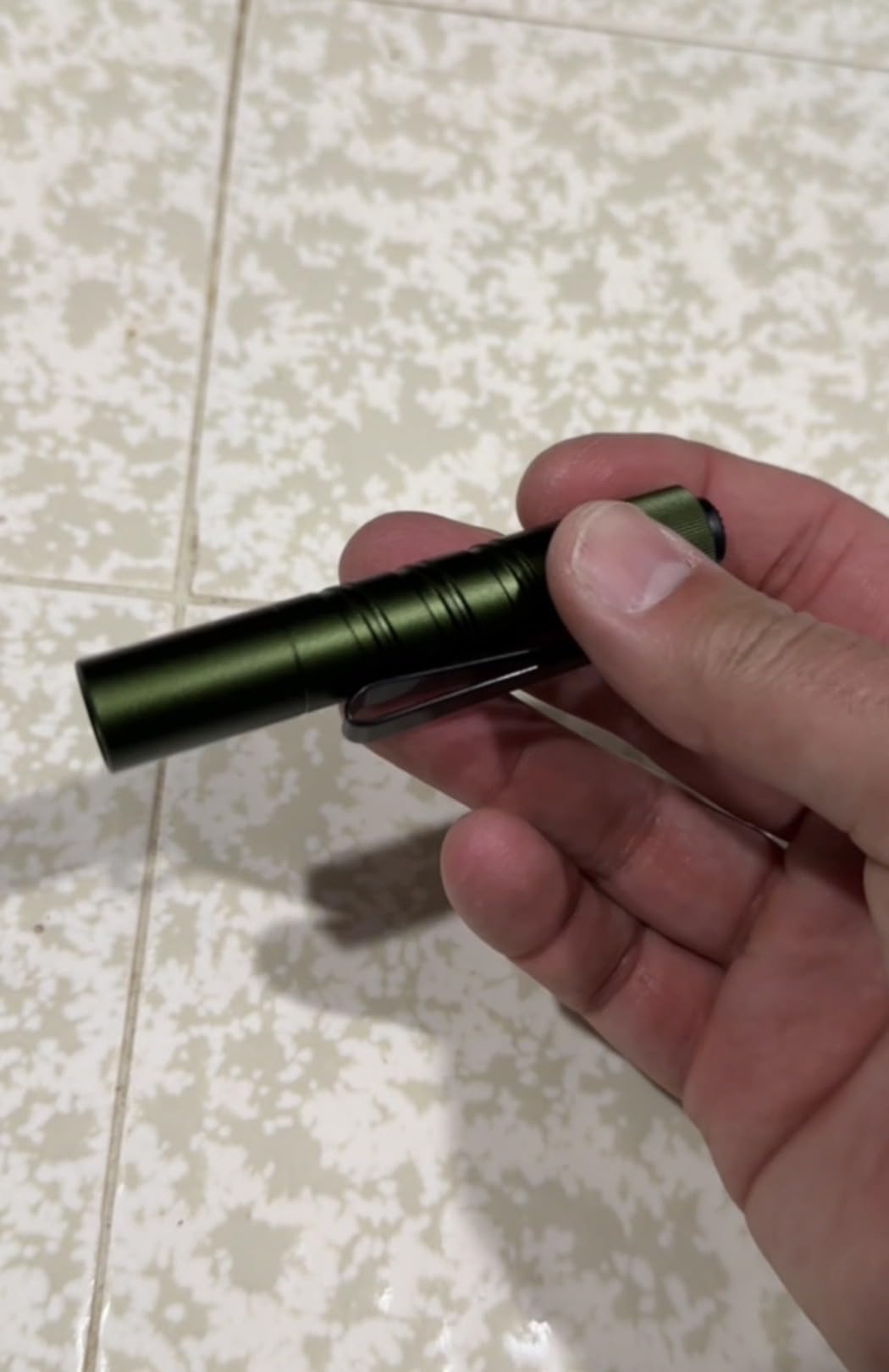 OLIGHT I3T 2 EOS Pocket EDC Flashlight, 200 Lumens Compact Bright Handheld Flash Lights, Dual-Output Tail Switch with AAA Battery and Two-Way Pocket Clip for Camping and Hiking (Black) customer photo 2