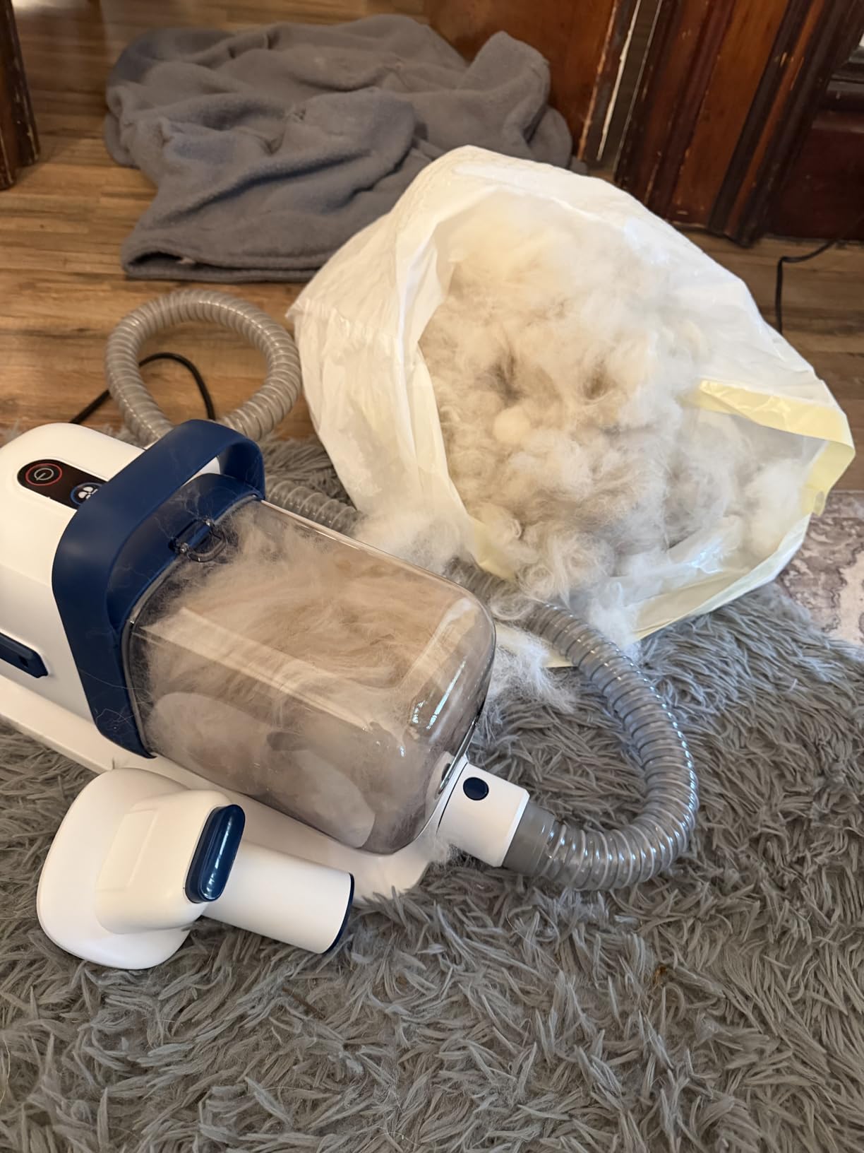 buenkee Dog Grooming Kit with Vacuum, 15000Pa Pet Hair Clipper and Shedding Brush, 50dB Low Noise, 2L Capacity, White customer photo 1