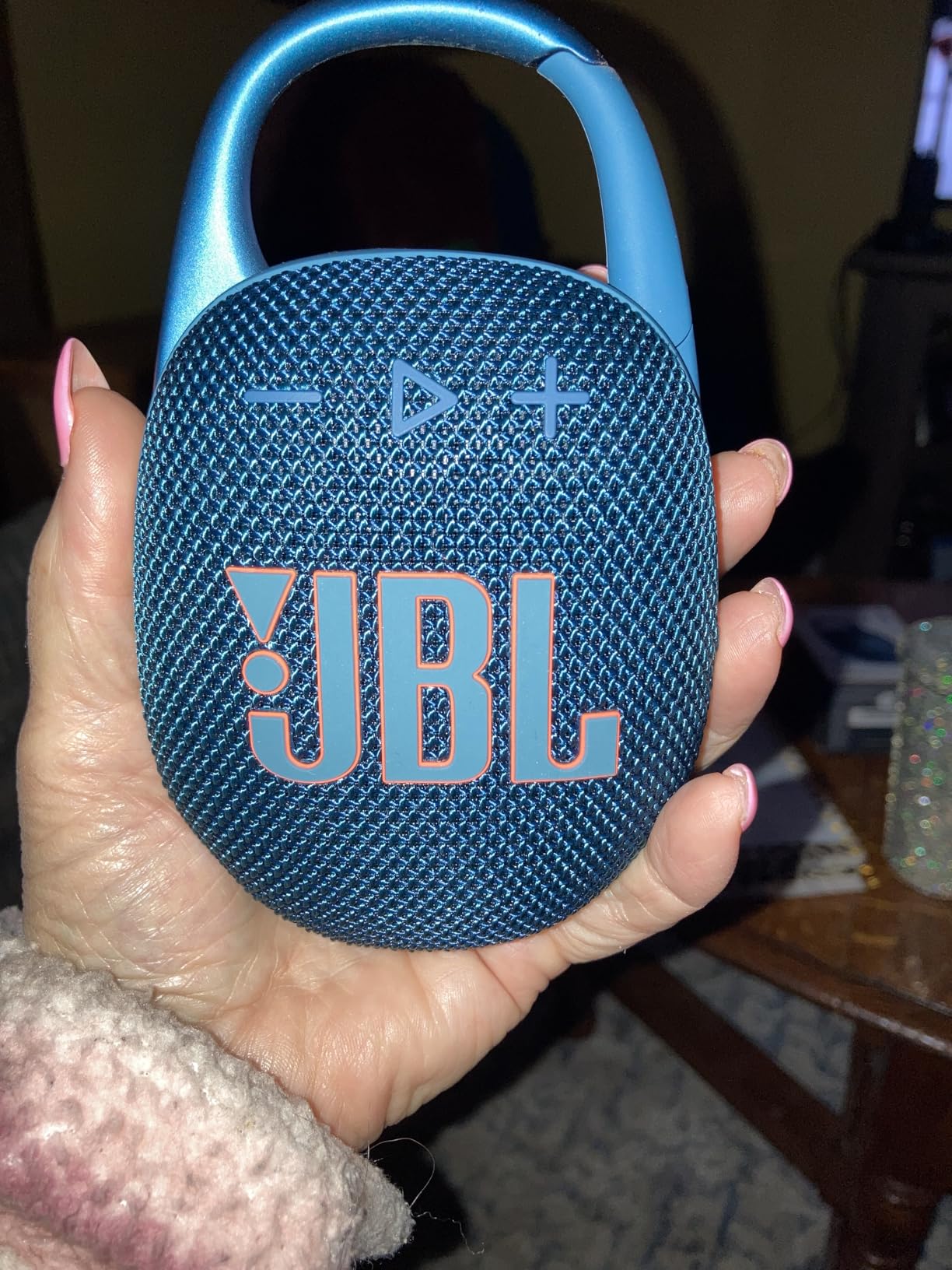 JBL Clip 5 - Ultra-Portable, Waterproof & Dustproof Bluetooth Speaker, Big JBL Pro Sound with Punchy bass, Integrated Carabiner, Up to 12 Hours of Play, Made in Part with Recycled Materials (Black) customer photo 2