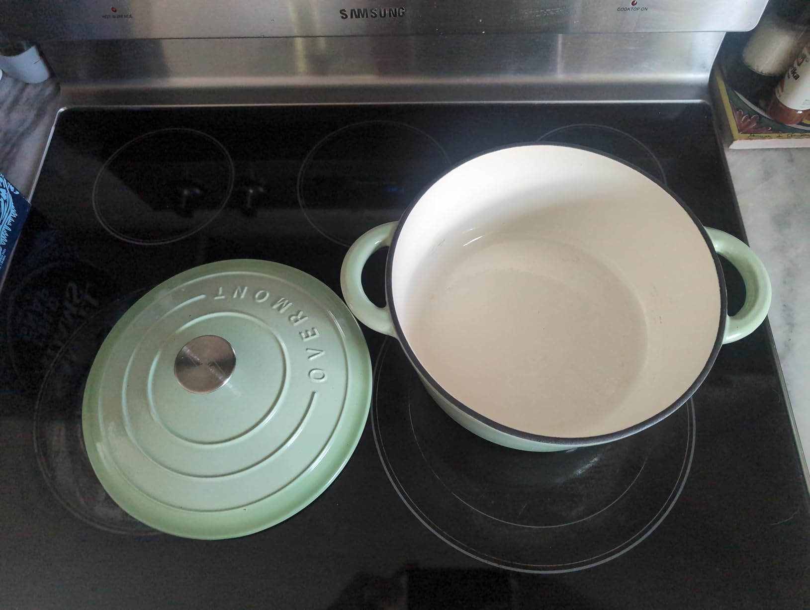 Overmont Enameled Cast Iron Dutch Oven - 5.5QT Pot with Lid Cookbook & Cotton Potholders - Heavy-Duty Cookware for Braising, Stews, Roasting, Sourdough Baking bottle green customer photo 2