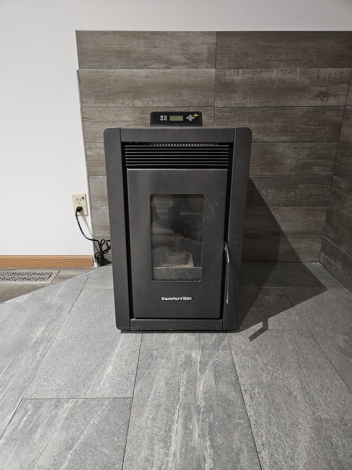 Comfortbilt Small Mini Pellet Stove HP40 1,500 ft2 25 LB Hopper Alpine Series, Black customer photo 1
