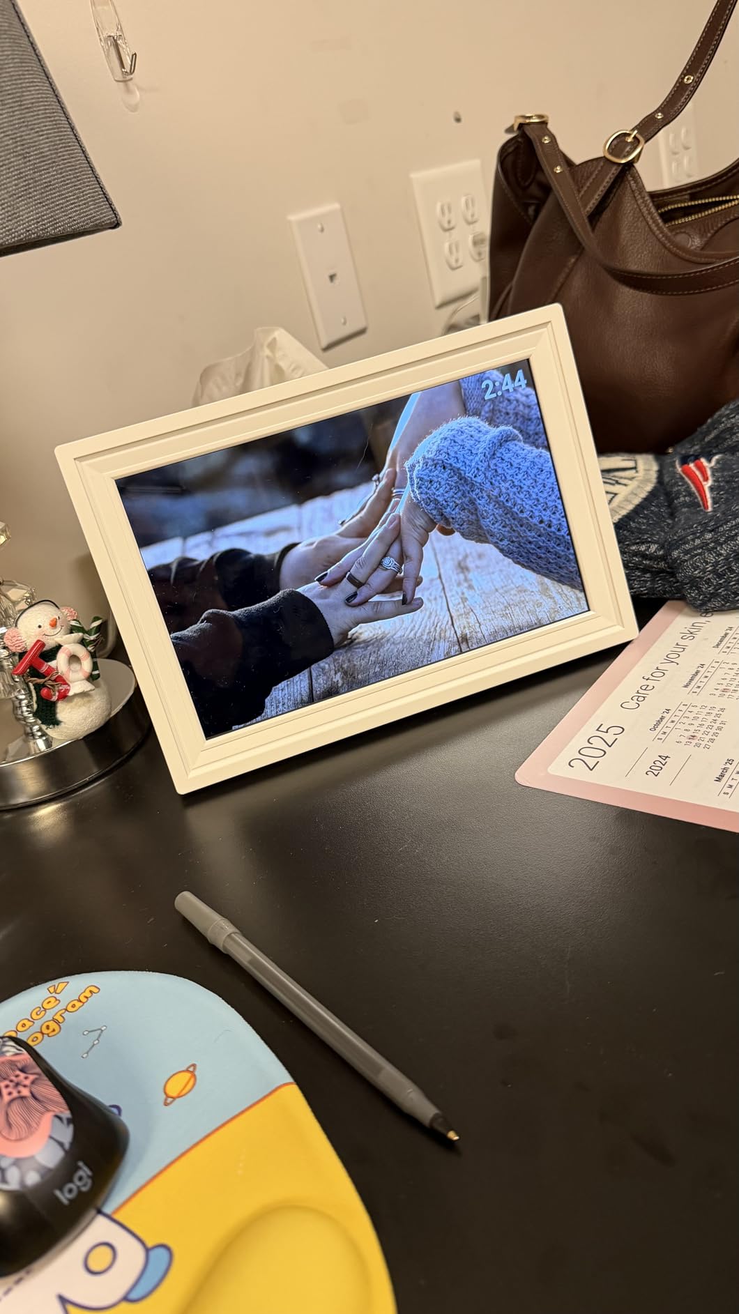 Digital Picture Frame, 10.1'' Frameo Digital Frame Wifi, 32GB Memory, 1280*800 HD Touch Screen Digital Photo Frame, Wall Mountable, Auto-Rotate, Share Instantly, Wedding, Birthday Gifts for Women, Mom customer photo 2