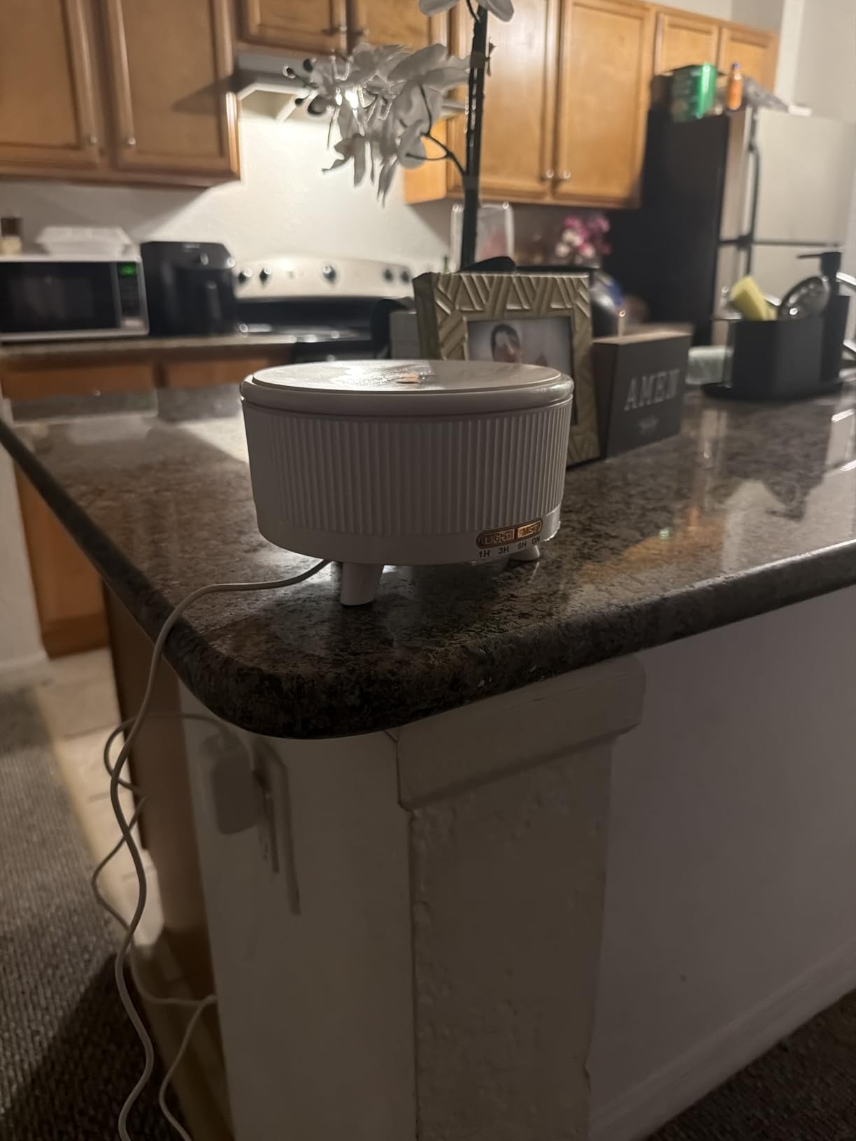 500ML Large Capacity Essential Oil Diffuser, Ultrasonic Aromatherapy Diffuser with 7 Color LED Lights with Remote Control, Cool Mist Humidifier, Timed Mist, Auto Shut-Off (Minimalist White) customer photo 1