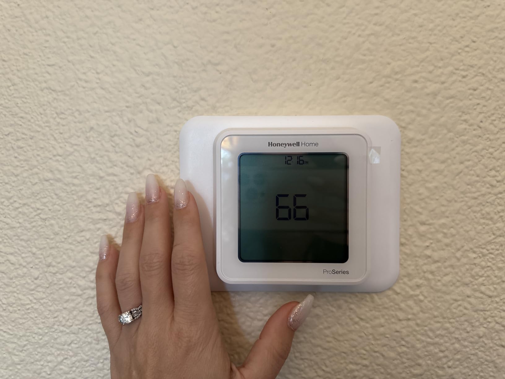 Honeywell TH6320WF2003 T6 Pro Smart Thermostat programmable with up to 3 Heat/2 Cool Heat Pump or 2 Heat/2 Cool Conventional with Extended 5-Year Warranty (TH6320WF2003) customer photo 1