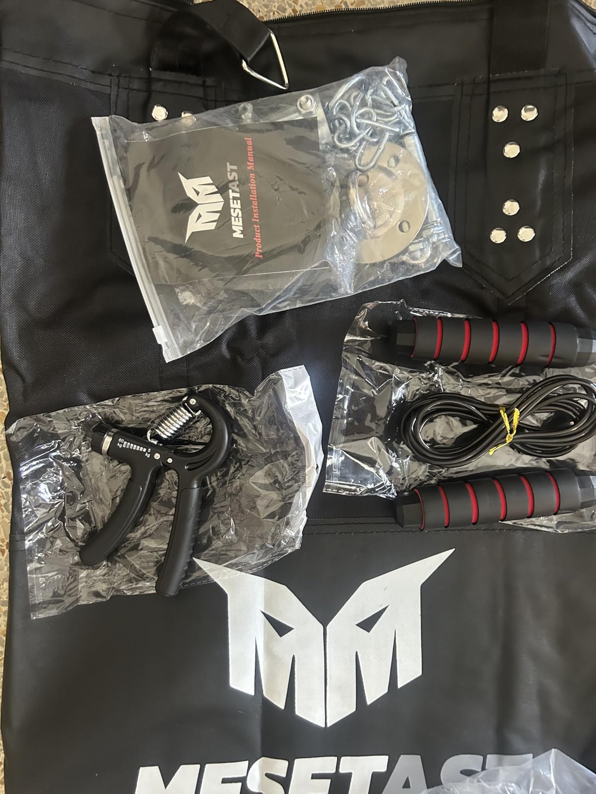 Mesetast Punching Bag for Adults, 4ft Heavy Boxing Bag Set with 12 OZ Gloves for MMA Karate Kickboxing Boxing - Unfilled customer photo 1