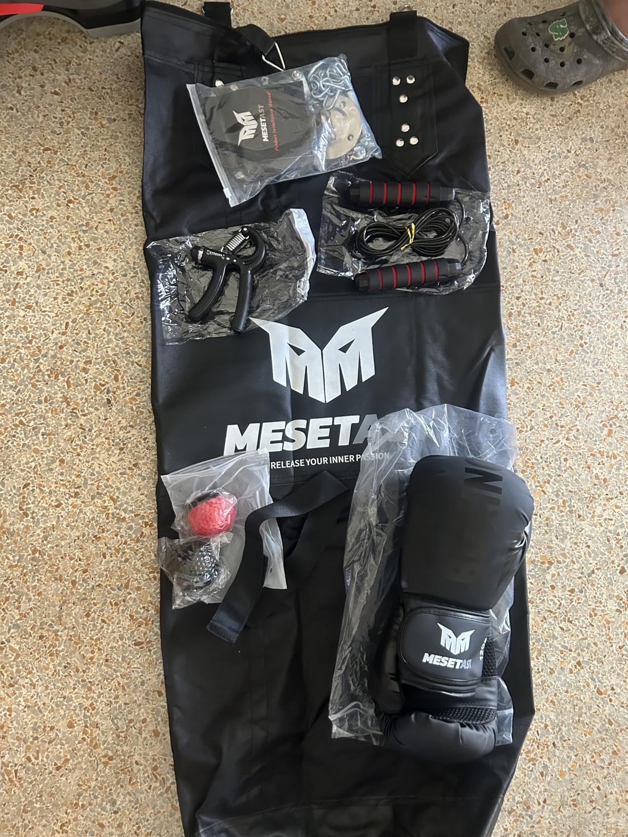 Mesetast Punching Bag for Adults, 4ft Heavy Boxing Bag Set with 12 OZ Gloves for MMA Karate Kickboxing Boxing - Unfilled customer photo 2