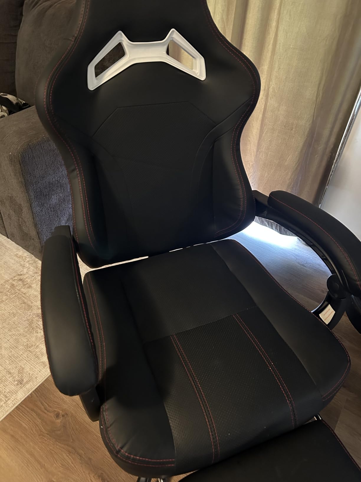 VITESSE Big and Tall Gaming Chair 400lb Weight Capacity with Footrest, Ergonomic Video Game Chair for Adults with Oversized Headrest and Lumbar Pillow, Computer Chair Gaming for Office (Black+Red) customer photo 1