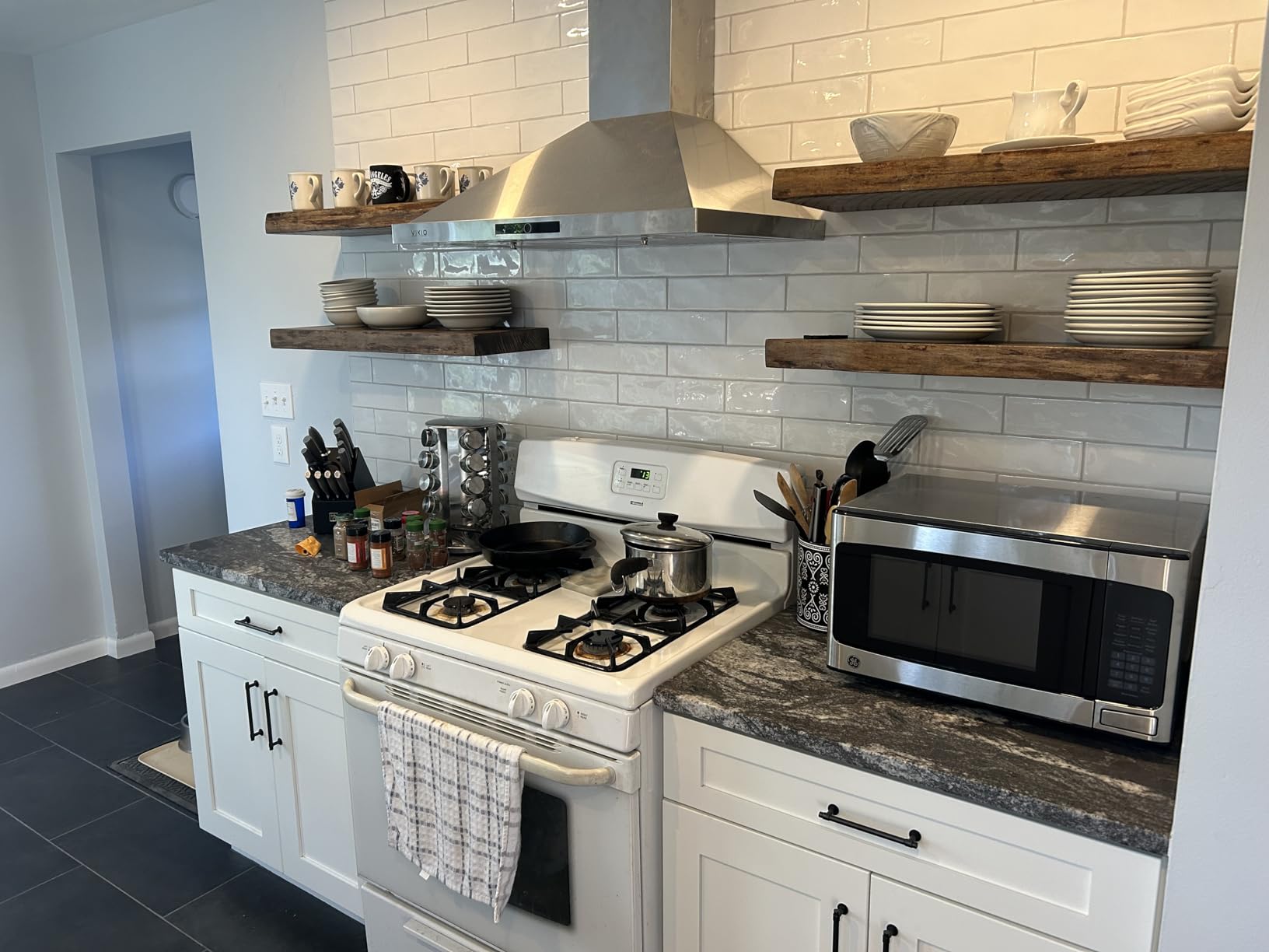 VIKIO HOME Wall Mount Range Hood 30 inch, 580 CFM, Ducted/Ductless Convertible, Stainless Steel Kitchen Vent Hood with 3-Speed Fan and LED Lights customer photo 1