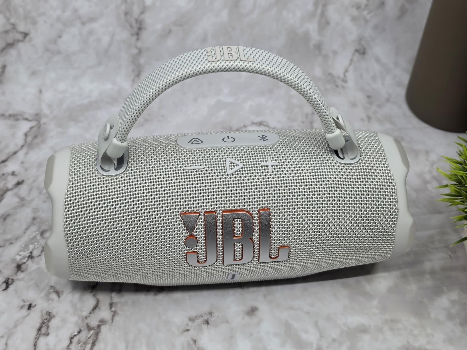 JBL Charge 6 - Portable Waterproof & Drop-Proof Bluetooth Speaker, Bold JBL Pro Sound with AI Sound Boost, 28Hrs of Playtime, Built-in powerbank & Comes with a Sturdy/Removable Carrying Strap (Black) customer photo 1
