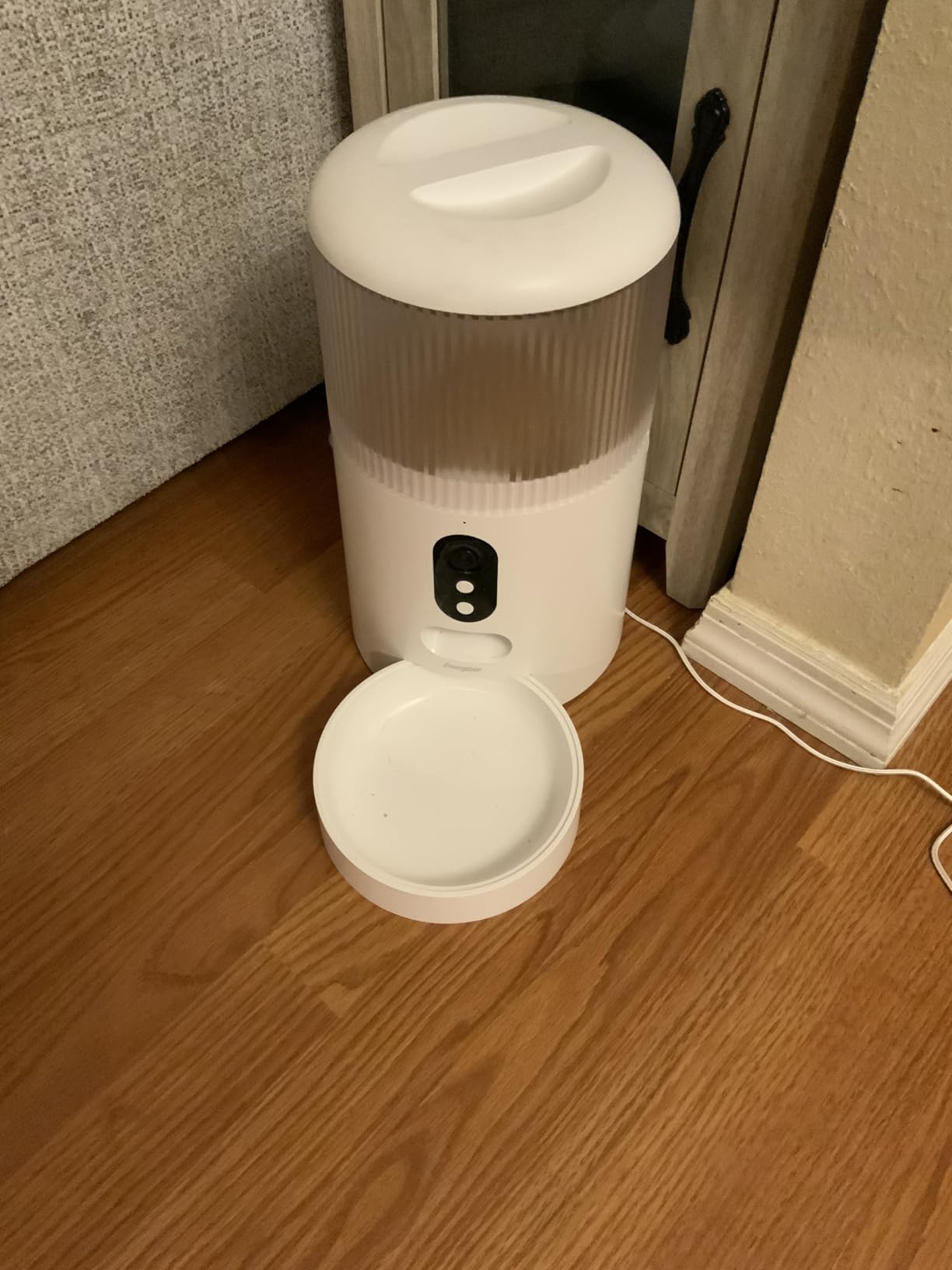 Energizer Smart Pet Treater with 2K Video Camera, 2-Way Audio, Night Vision, 5 Ghz & 2.4 Ghz Dual Band Wi-Fi, Motion Tracking, Recorded Messages, Dogs & Cats Remote Feeding customer photo 2