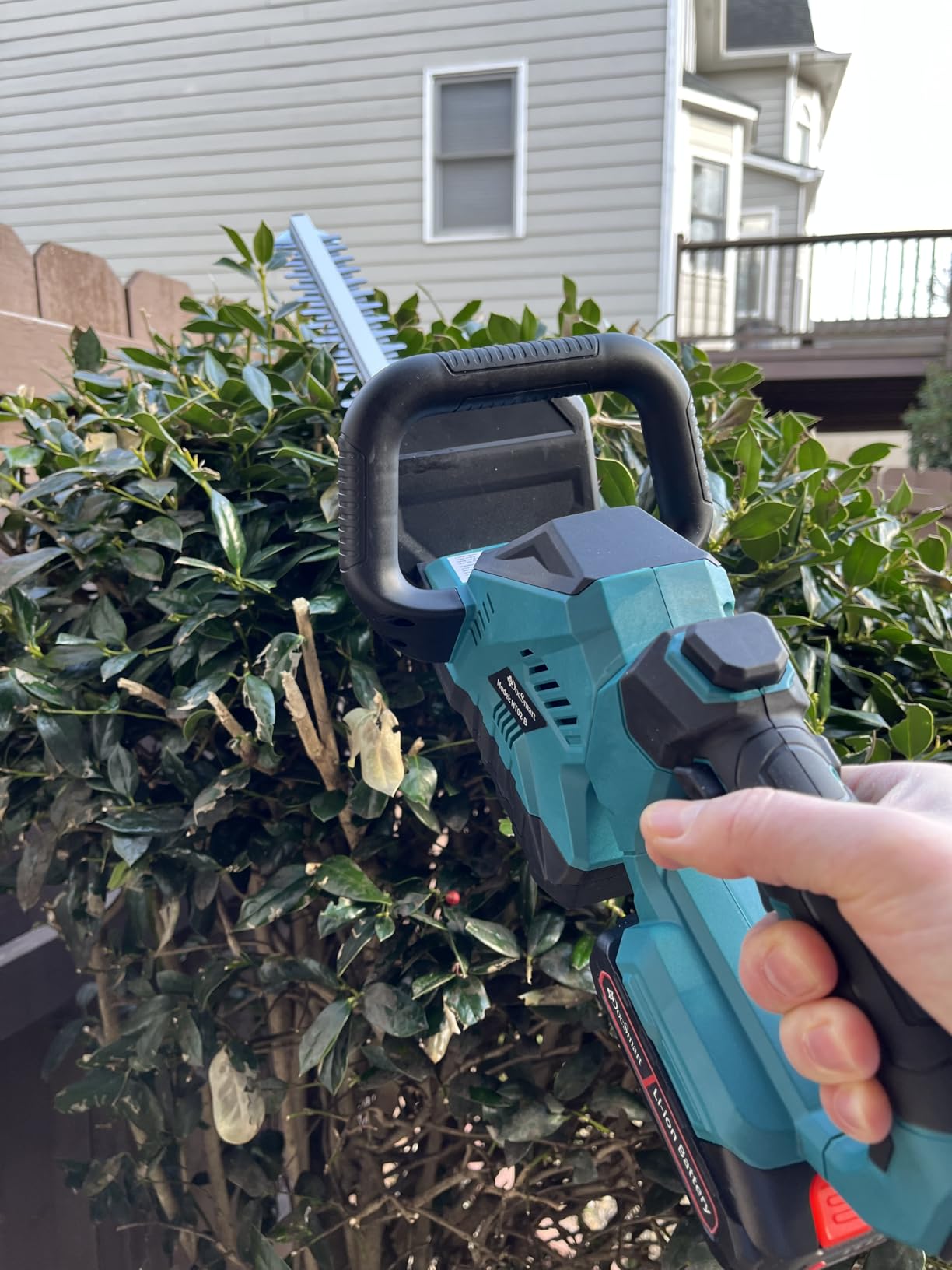 20'' Hedge Trimmer Cordless with Battery, Electric Handheld Bush Clipper with 2 Pack Rechargeable Batteries, 3000RPM 180° Rotatable Head, 2/3'' Blade Gap, Gardening Gifts for Men Dad Father customer photo 1