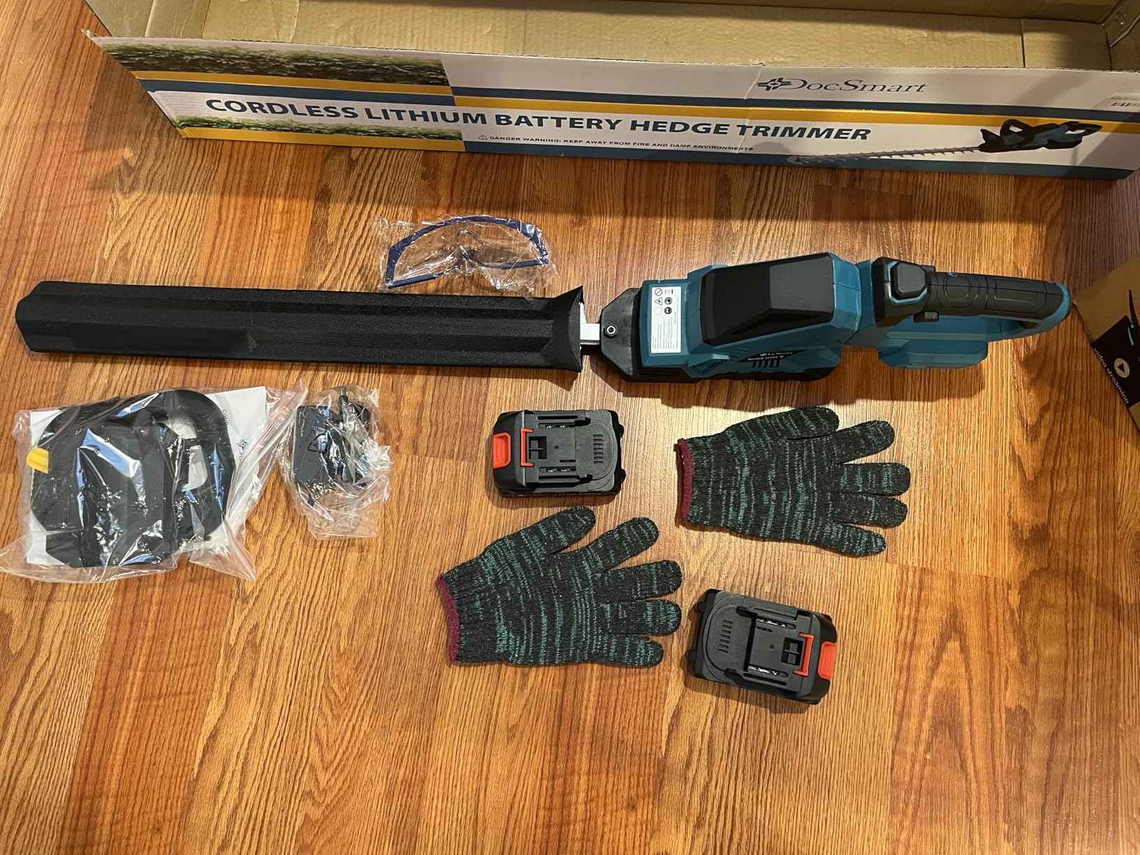 20'' Hedge Trimmer Cordless with Battery, Electric Handheld Bush Clipper with 2 Pack Rechargeable Batteries, 3000RPM 180° Rotatable Head, 2/3'' Blade Gap, Gardening Gifts for Men Dad Father customer photo 2