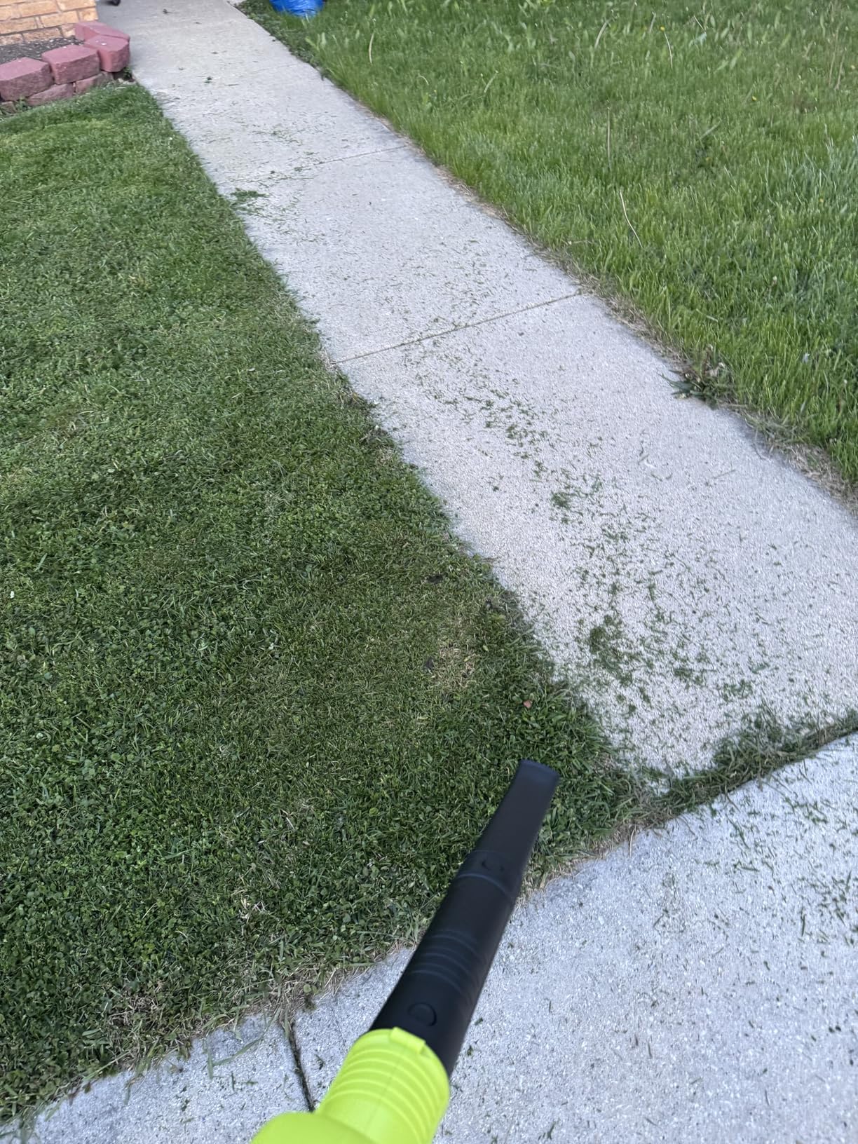 Leaf Blower Cordless - 21V Powerful Electric Leaf Blower with 2 Batteries and Charger, 2 Speed Modes, 2.0Ah Lightweight Battery Powered Leaf Blowers for Lawn Care, Patio, Dust, Blowing Leaves customer photo 1