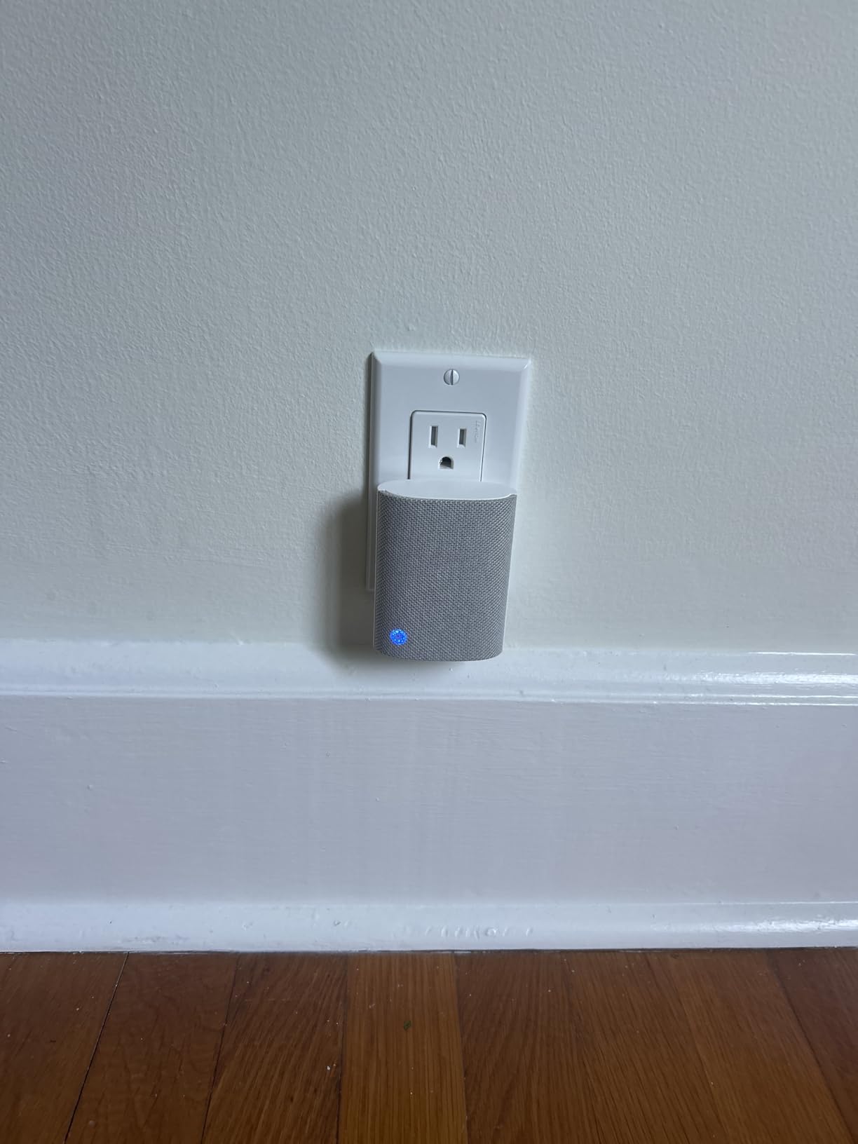 Ring Chime - Enhanced audio for real-time alerts, easy plug-in setup, wifi & Bluetooth connectivity, sleek design, White customer photo 1