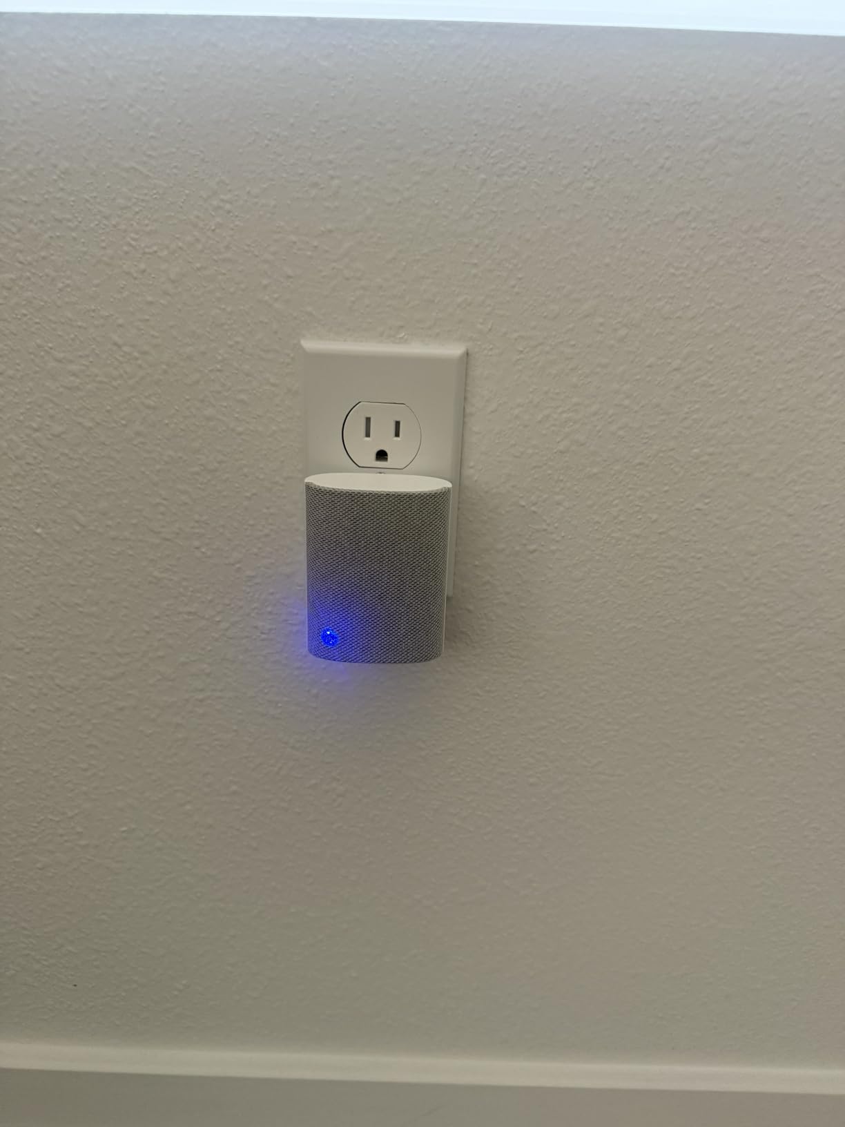 Ring Chime - Enhanced audio for real-time alerts, easy plug-in setup, wifi & Bluetooth connectivity, sleek design, White customer photo 2