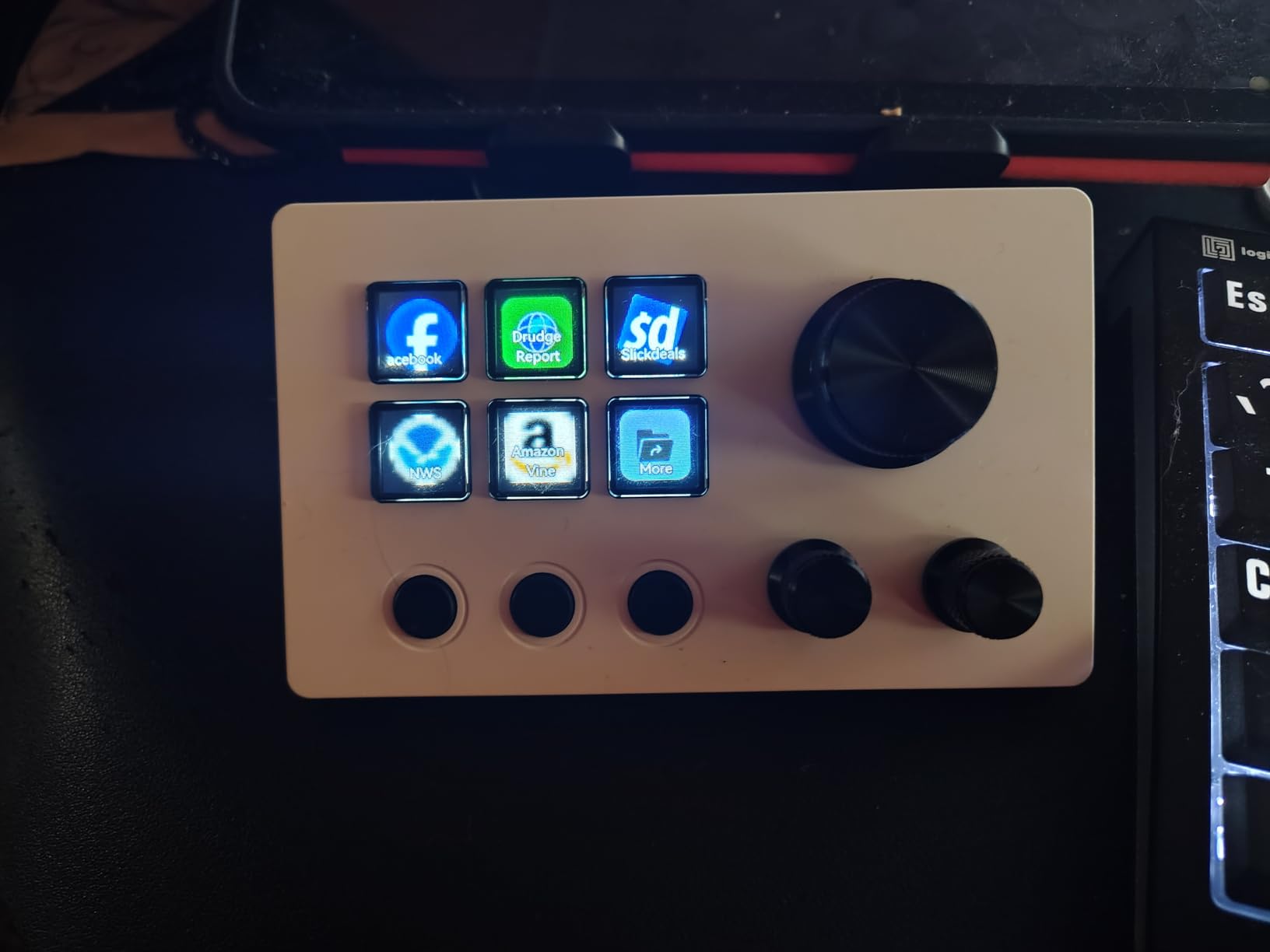 Basicolor Streaming Macro Keypad, Stream Controller Deck Gaming Shortcut Keyboard, with Customizable 6 LCD Shortcut Keys, 3 Buttons and 3 Knobs, Trigger Actions in OBS/Twitch/YouTube, Windows 10/Mac14.0(N3 White) customer photo 1