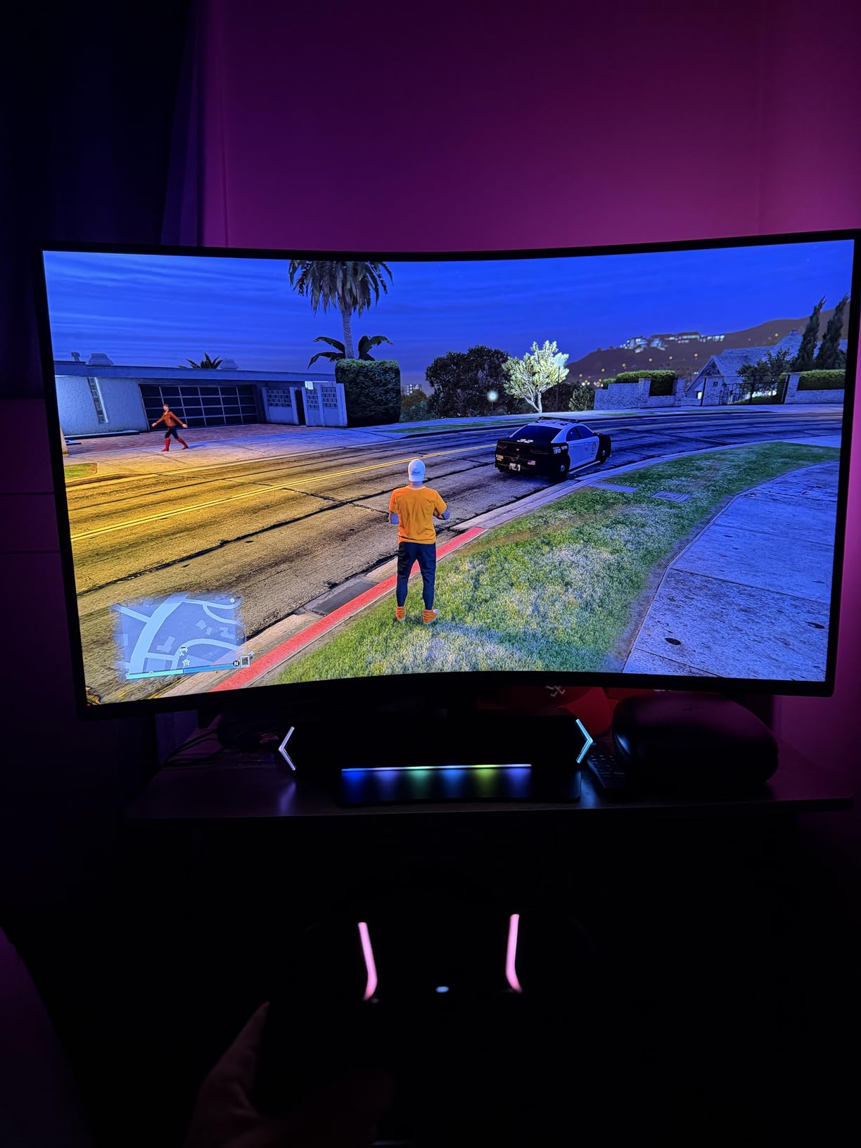 Samsung 37-inch Odyssey G7 4K UHD Resolution 165Hz Curved Gaming Monitor, 1ms Response Time, VESA DisplayHDR 600, AMD FreeSync Premium Pro customer photo 2