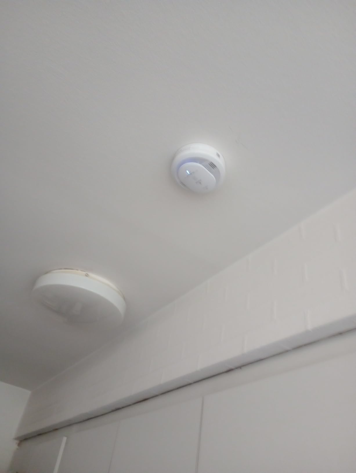 Smart Smoke Detector, Ring App Enabled for Real-Time Notifications, Wire-Free Interconnectivity, AA Battery Powered customer photo 1
