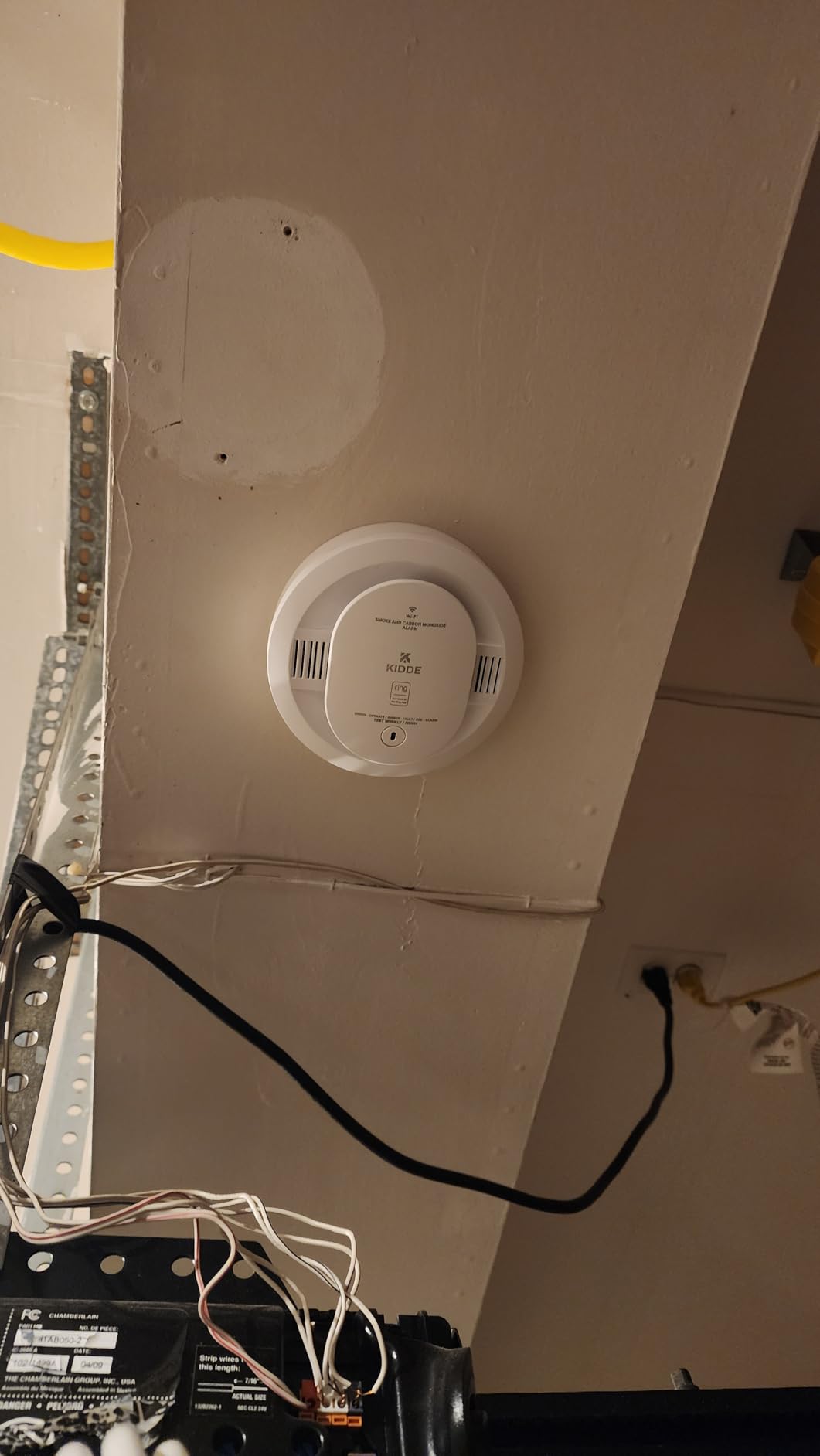 Smart Smoke and Carbon Monoxide Detector, Ring App Enabled for Real-Time Notifications, Wire-Free Interconnectivity, AA Battery Powered customer photo 1