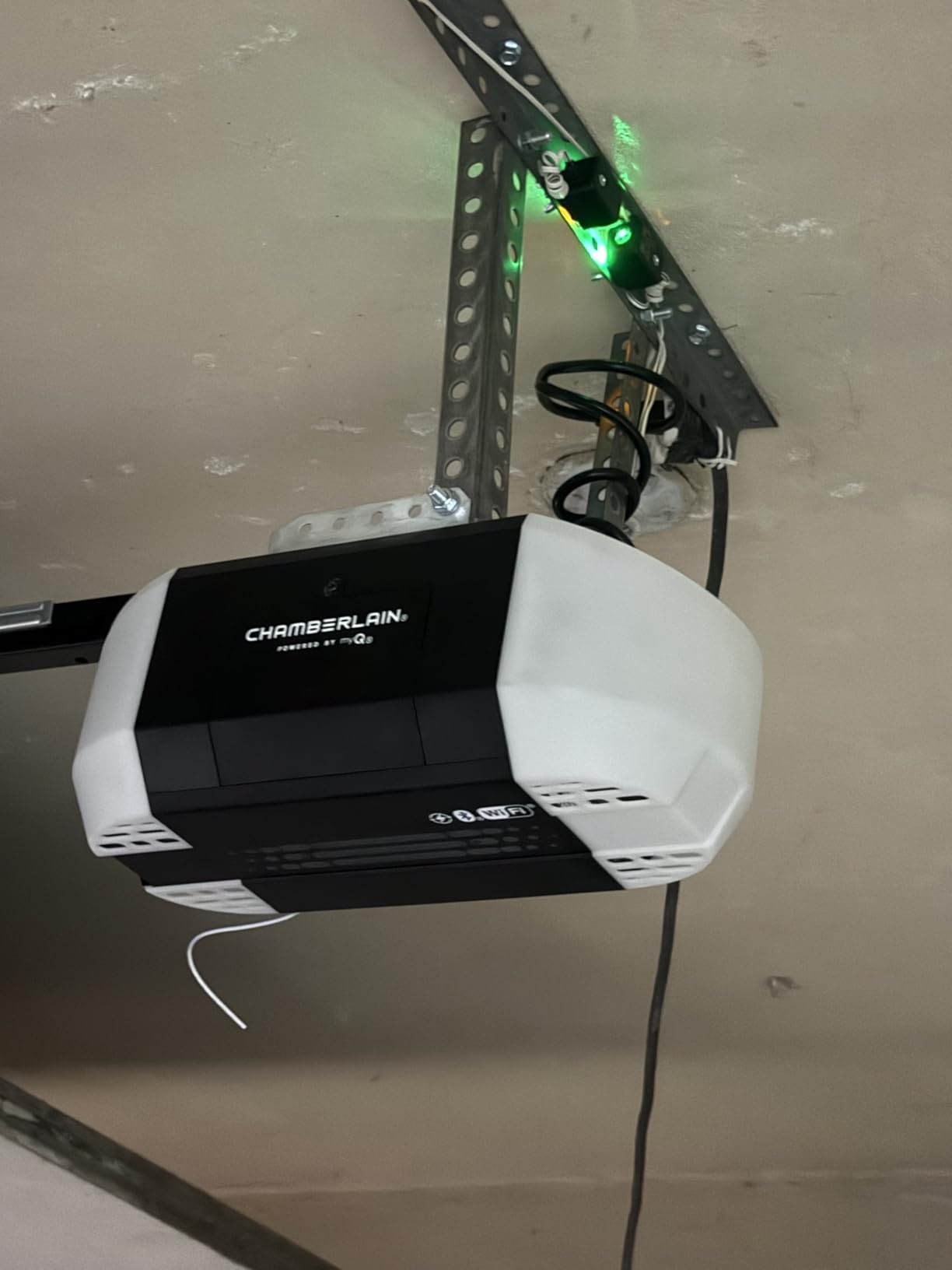 Chamberlain Garage Door Opener 3/4 HP Belt Drive myQ Garage Door Opener with Fixed Camera, Battery Backup, 2‑Bulb LED Lighting customer photo 2