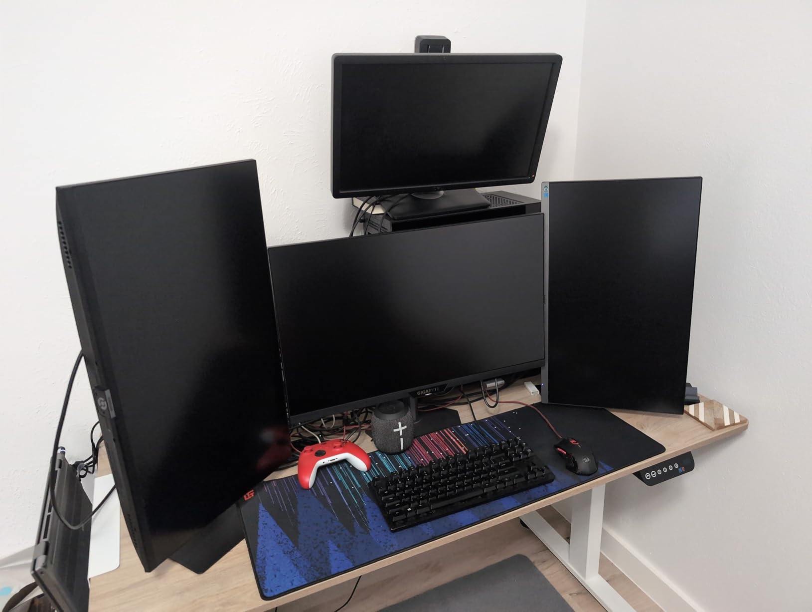 GIGABYTE M27UP 27-inch SS IPS Gaming Monitor UHD 3840x2160 160Hz 1ms GTG AMD FreeSync Premium G-SYNC Compatible Dual Mode Type C KVM HDMI DP Height and Tilt Adjustable customer photo 1