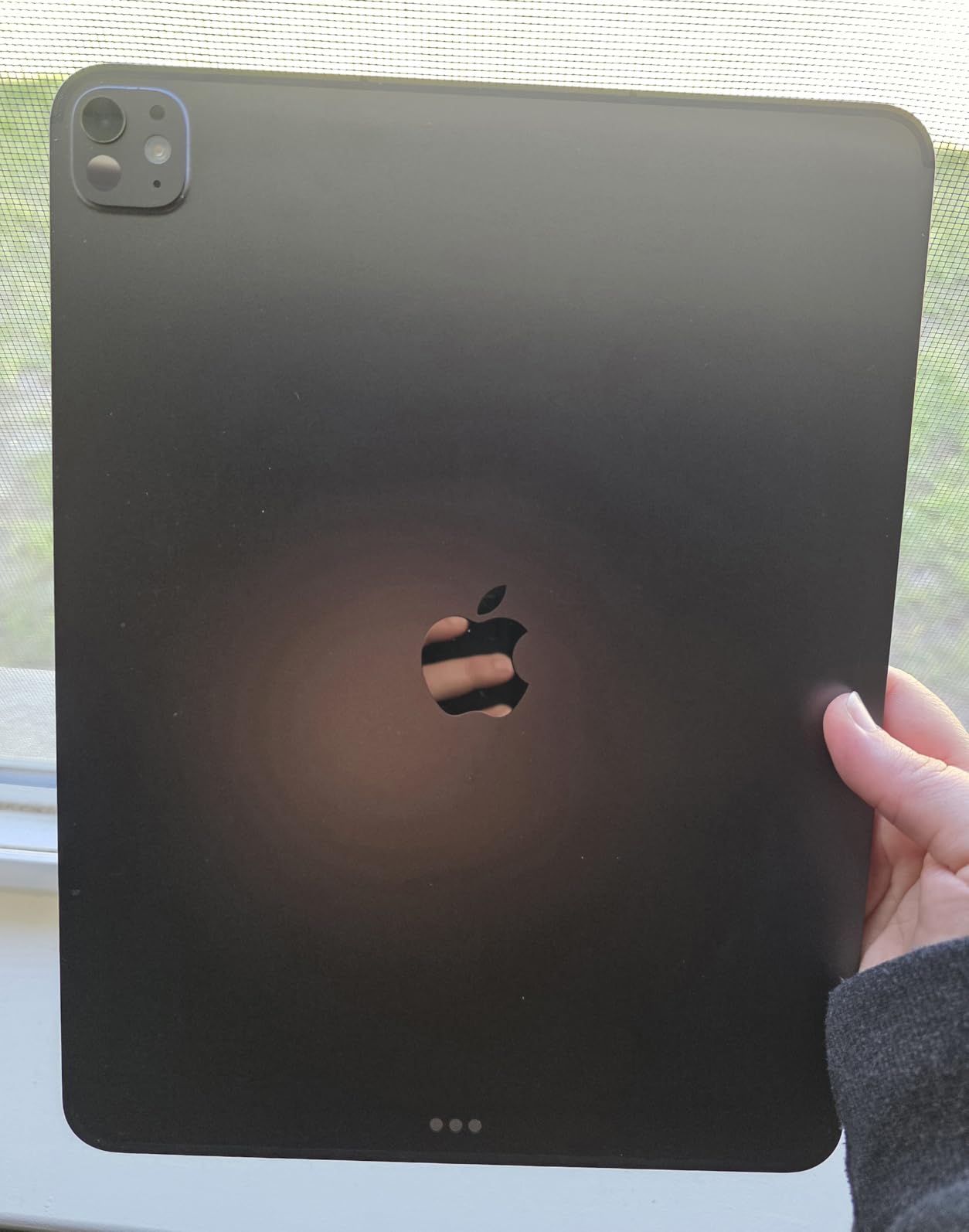 Apple iPad Pro 13-inch (M5): Ultra Retina XDR Display, 256GB, 12MP Front/Back Camera, LiDAR Scanner, Wi-Fi 7 with Apple N1 + 5G Cellular with C1X chip, Face ID, All-Day Battery Life - Space Black customer photo 2