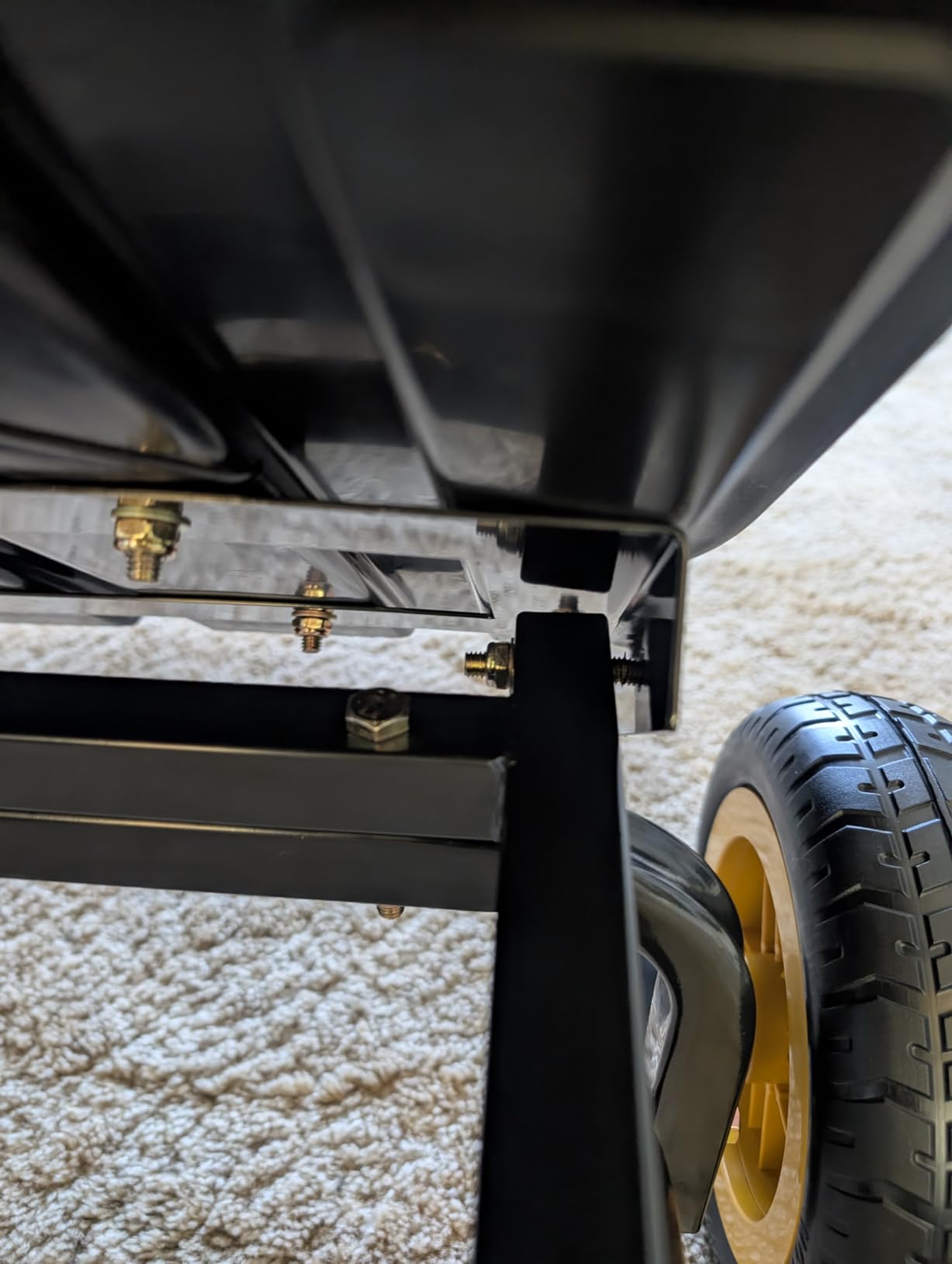 CAMMOO 10-in NO-FLAT TIRES 600lb Heavy-Duty Garden Dump Cart 4 Cu.Ft. Utility Wagon with Quick-Release Dumping & Prime Grade 100% Virgin Polypropylene - Not Recycled Material for Landscaping Gardening customer photo 1