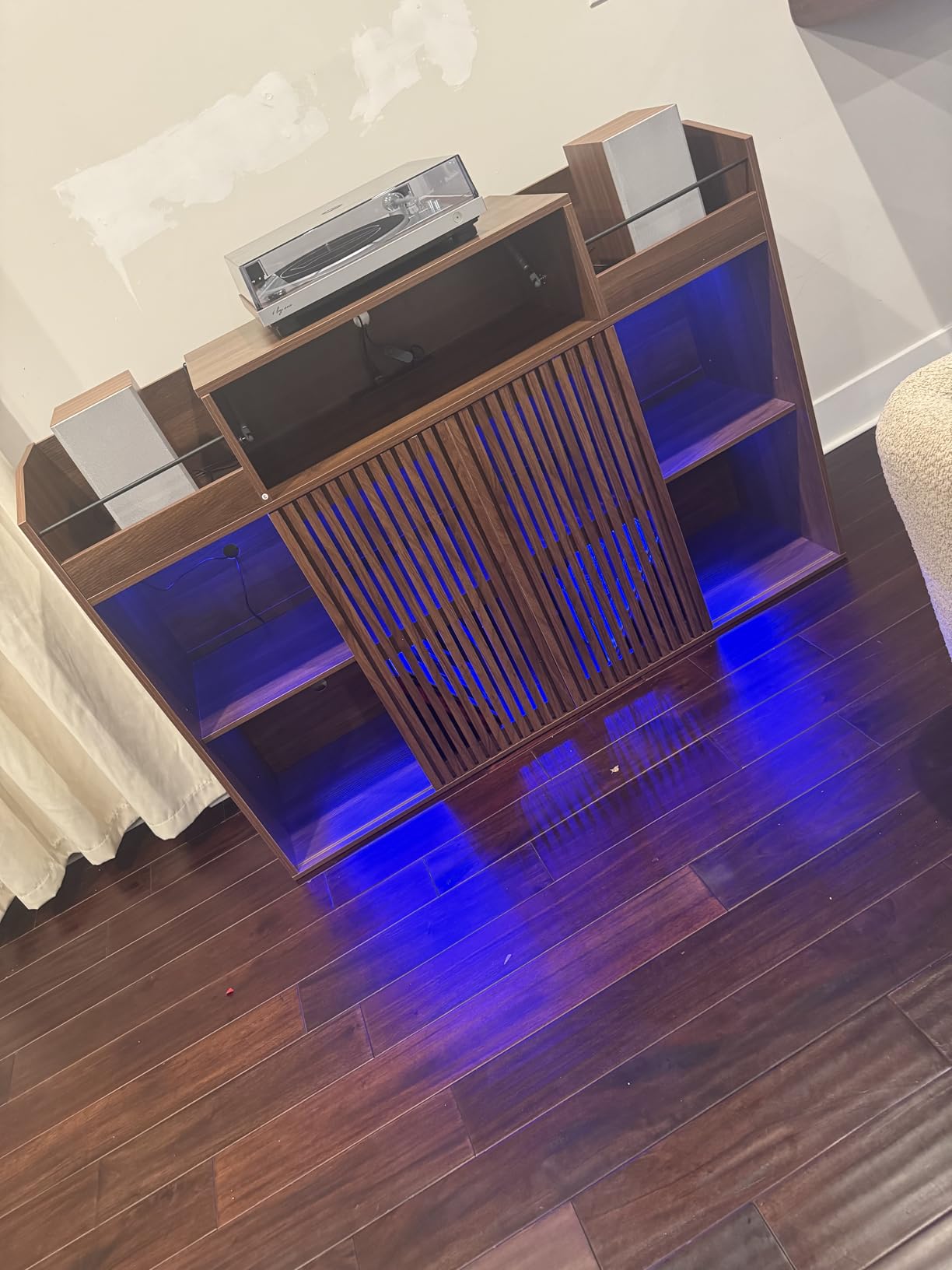 IRONCK Luxury Record Player Stand with Storage, Holds 1500+ Vinyl Records, Large Record Storage Cabinet with Sliding Doors & Charging Station & LED Light customer photo 1