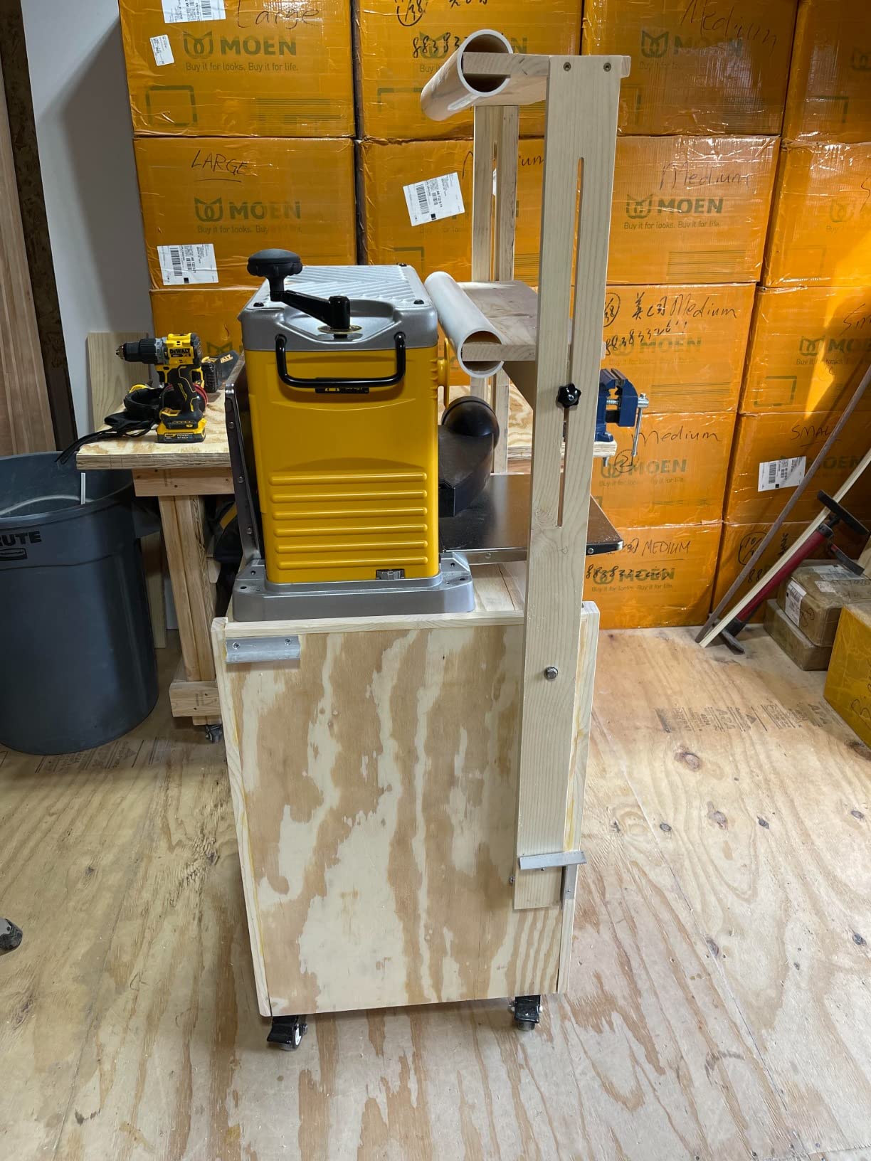 DEWALT Benchtop Planer, 15-Amp, 12-1/2-Inch, 3-Knife Cutter, 20,000 RPM, Corded (DW734) customer photo 1