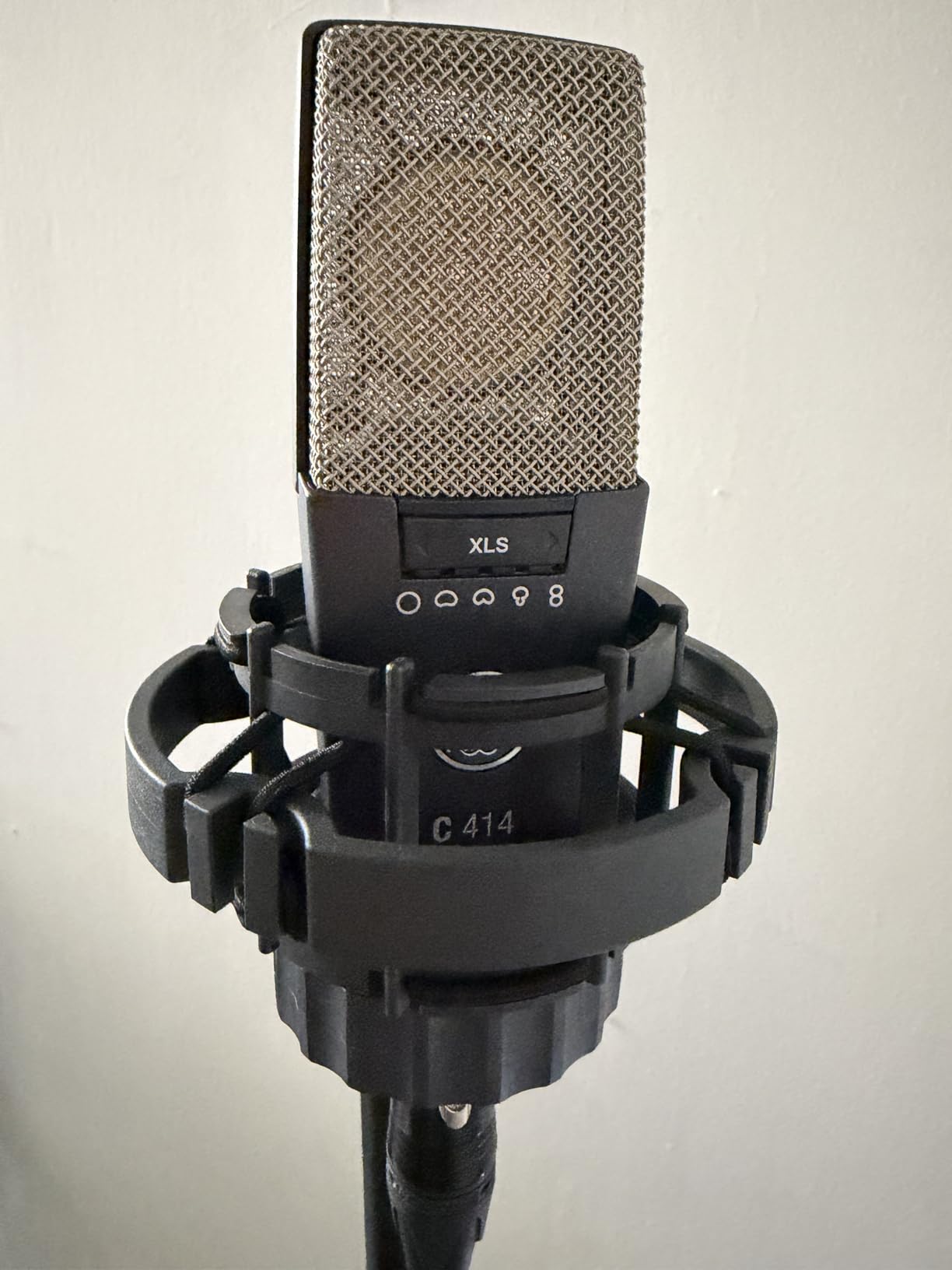 AKG Pro Audio C214 Studio Grade Professional Large Diaphragm, Single Capsule, Vocal and Instrument Condenser Microphone with Rugged Aluminum Carrying Case, XLR Connector, Gray with Gold customer photo 1
