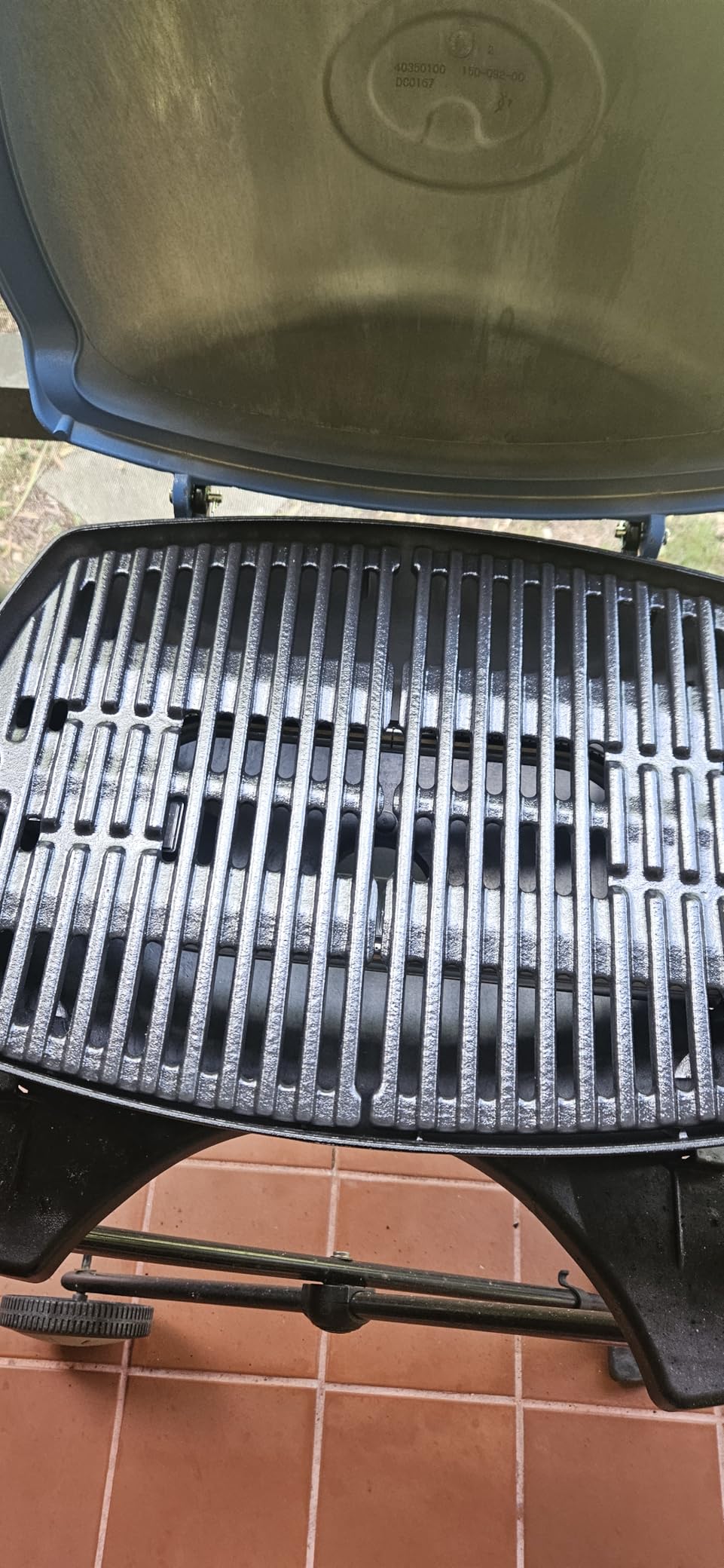Weber Q1200 Liquid Propane Portable Gas Grill, Titanium - 1-Burner Travel and Camping Grill with Cast-Iron Grates & Electronic Ignition (8,500 BTU Burner) customer photo 2