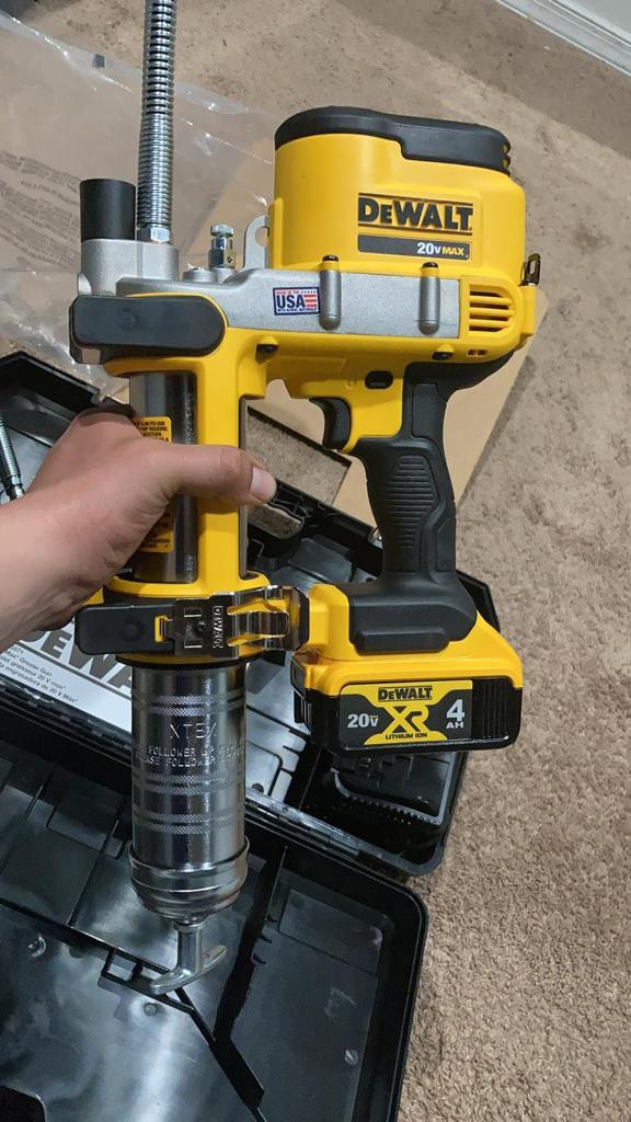 DEWALT Grease Gun Kit 20V MAX with 4.0Ah Battery and Charger, Cordless Grease Gun, LED Light, 42