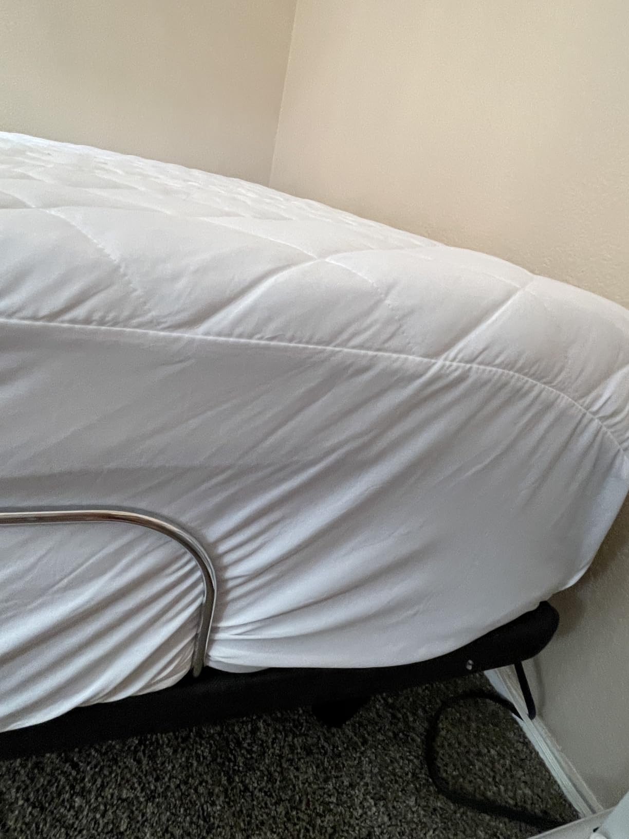 Quilted Fitted Mattress Pad, Queen Mattress Protector Topper with Deep Pocket Stretches up to 16 Inches, Machine Washable Mattress Cover by Utopia Bedding (White) customer photo 1