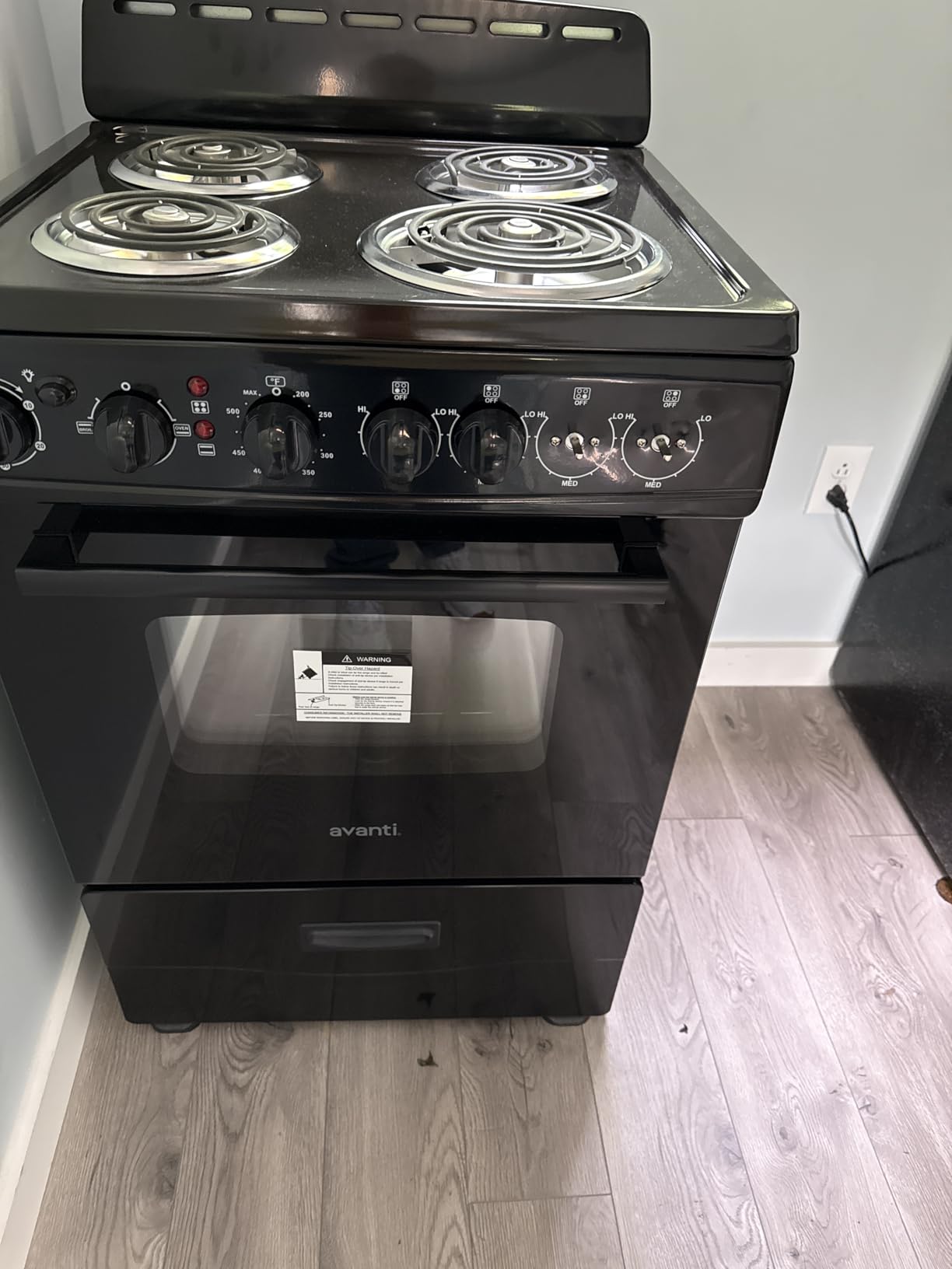 Avanti Electric Range Oven Compact Design, 2.6-Cu.Ft. Capacity with 4 Coil Burners, Framed Glass Oven Door, Storage Drawer and Broiler with Pan Perfect for Apartment RV Tiny Home, 24-Inch, White customer photo 1