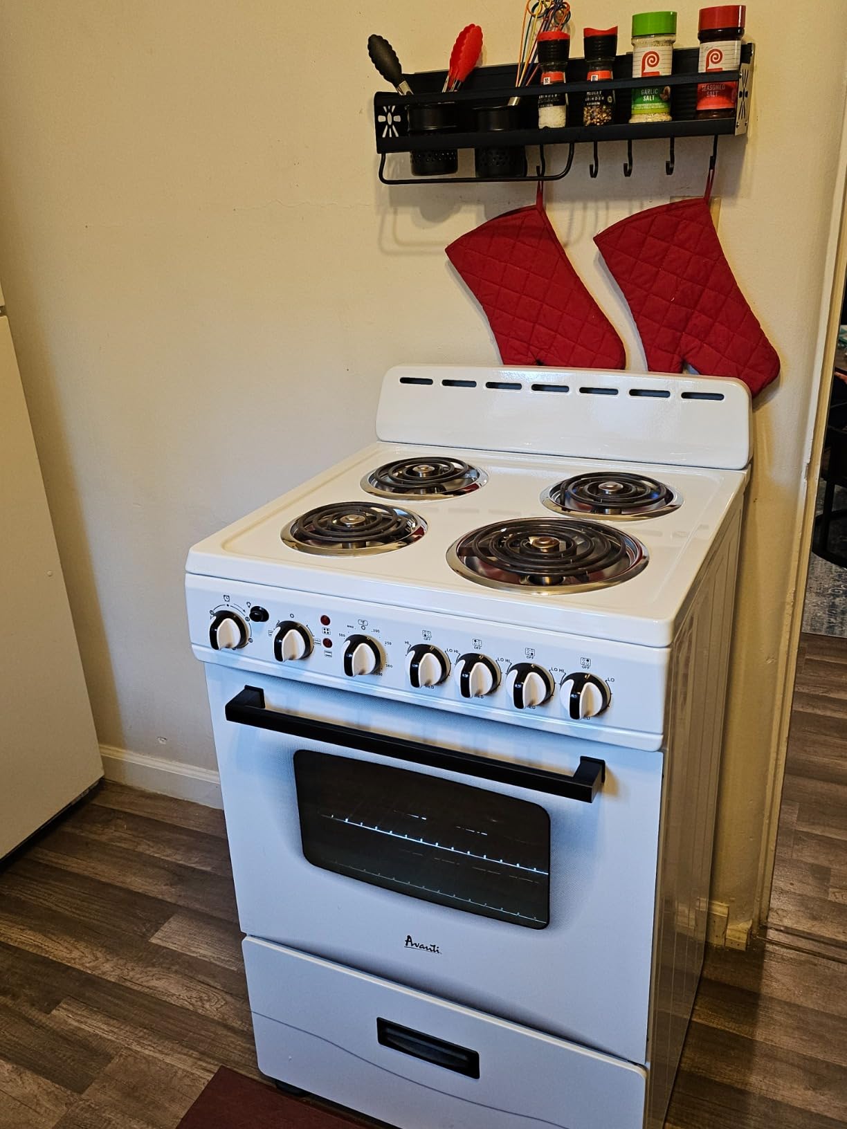 Avanti Electric Range Oven Compact Design, 2.6-Cu.Ft. Capacity with 4 Coil Burners, Framed Glass Oven Door, Storage Drawer and Broiler with Pan Perfect for Apartment RV Tiny Home, 24-Inch, White customer photo 2