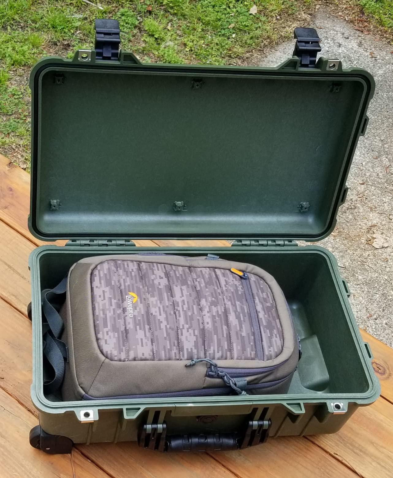 Lowepro Tahoe BP 150, Camera Bag, Lightweight Compact Camera Backpack for Cameras, CSC, DJI Spark Drone, Black, Medium LP36892-PWW customer photo 1