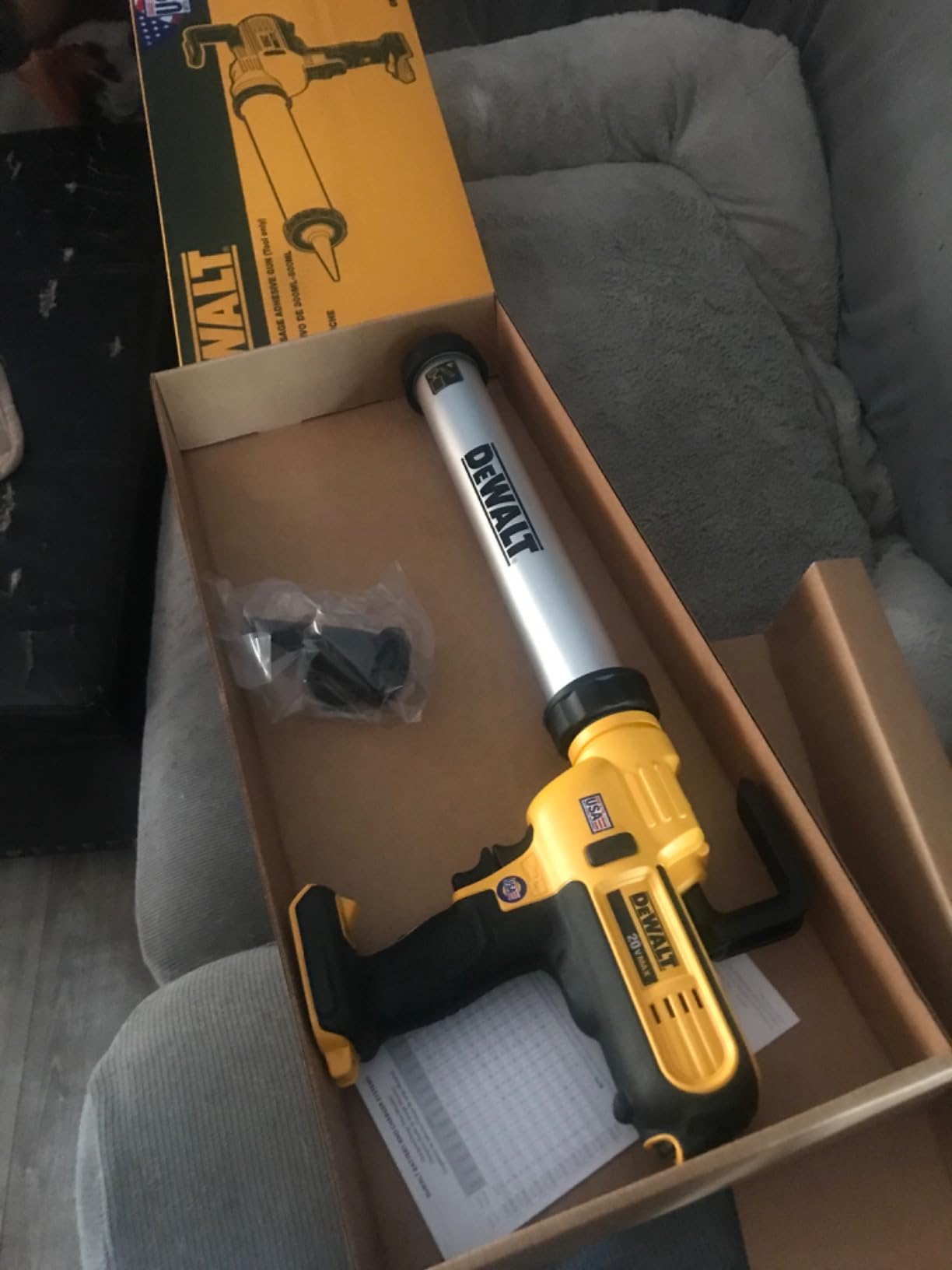 DEWALT 20V MAX* Cordless Caulking Gun, Sausage Pack, 300-600ml, Tool Only (DCE580B) customer photo 1