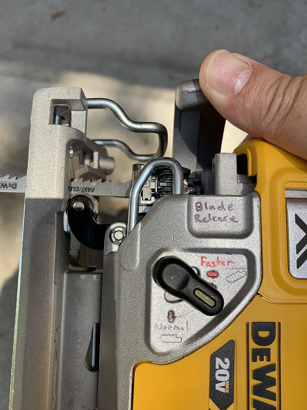 DEWALT 20V MAX XR Jig Saw, 3,200 Blade Speed, Cordless, Brushless Motor, LED Light, Bare Tool Only (DCS334B) customer photo 2