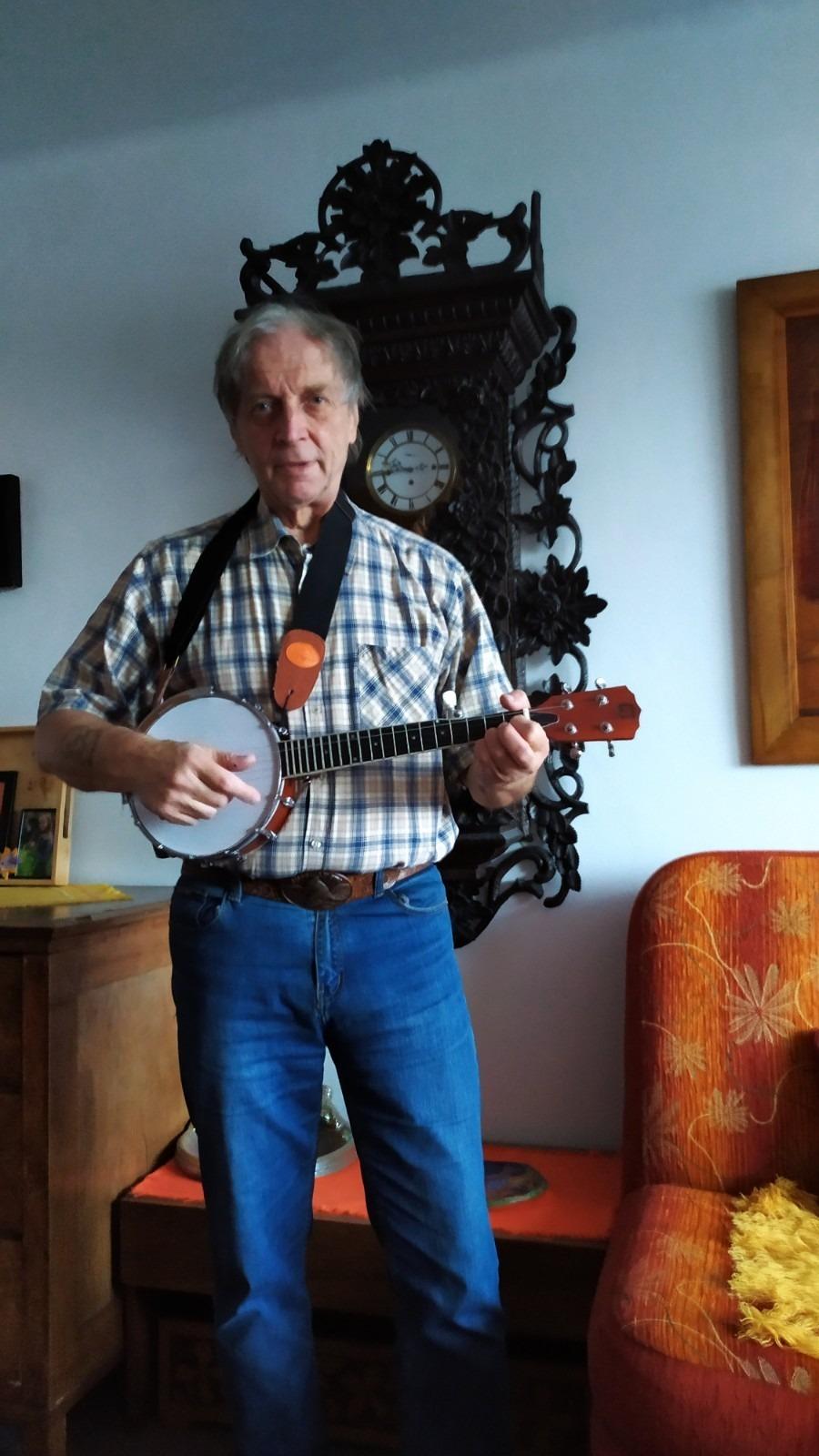 Vangoa 5 String Banjo 26 Inch, MINI Travel Banjo Beginner Kit with Remo Head, Open Back & Closed Solid Back with beginner Kit, Comfortable Carrying Bag customer photo 2