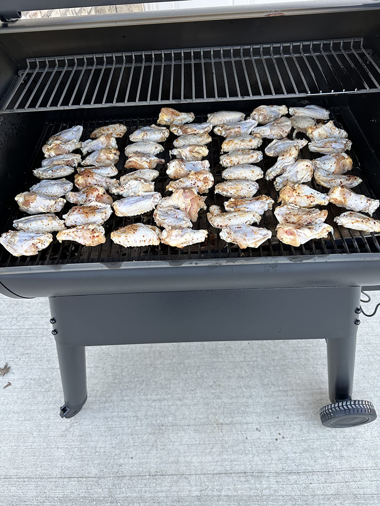 Traeger Grills Pro 780 Wood Pellet Smoker Grill, 6-in-1 BBQ Pellet Grill Combo, WiFi and App-Connected Electric Smoker, 780 Square Inches of Grilling Area customer photo 1