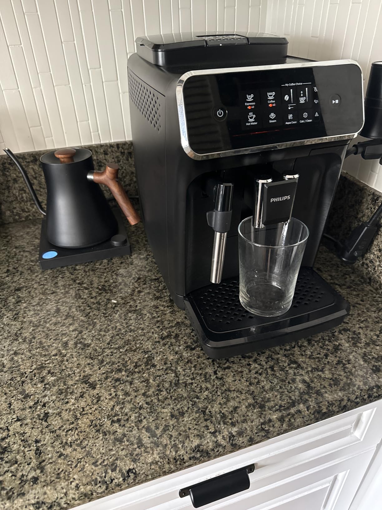 Philips 2200 Series Fully Automatic Espresso Machine, Classic Milk Frother, 2 Coffee Varieties, Intuitive Touch Display, 100% Ceramic Grinder customer photo 2