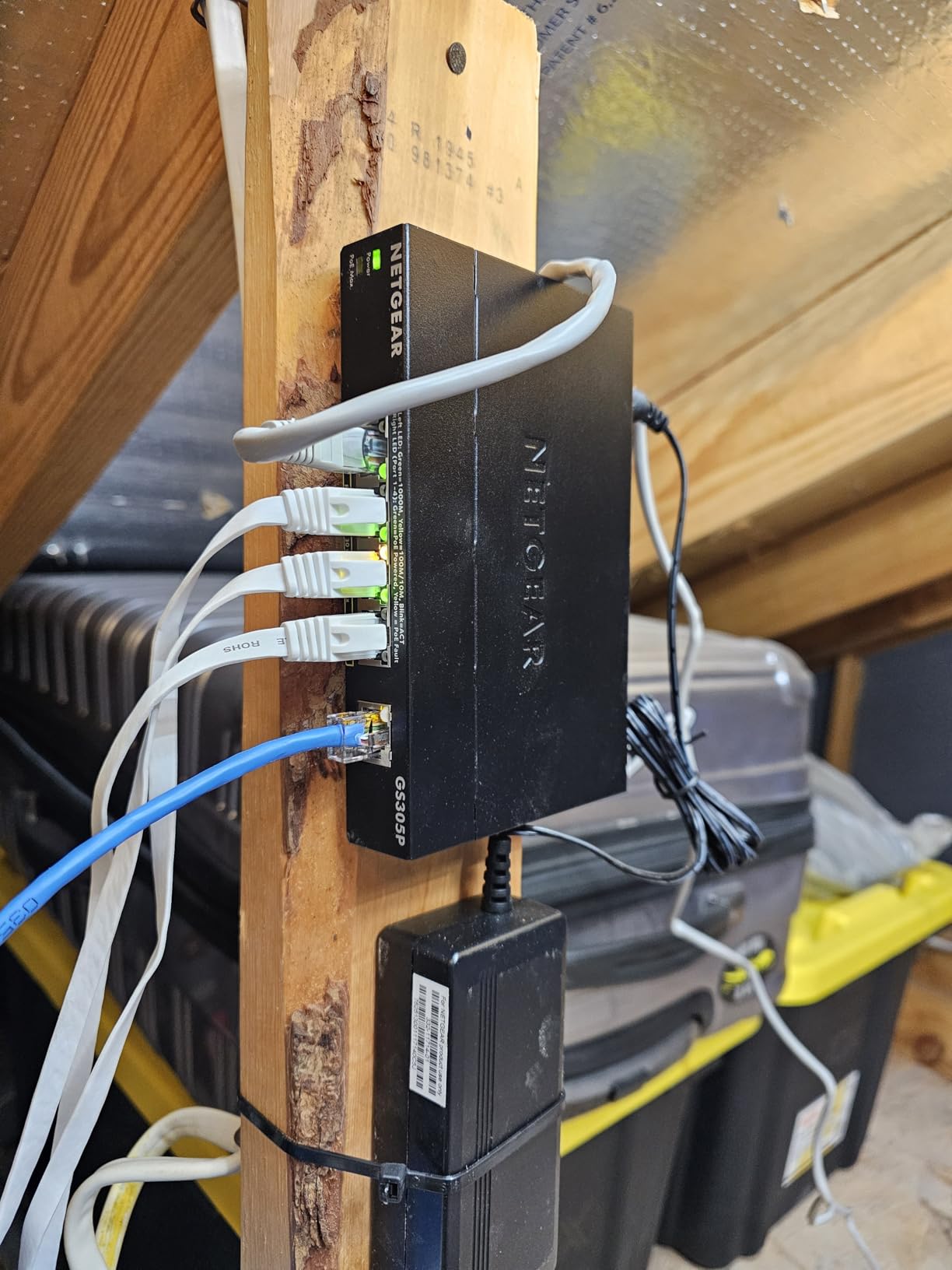 NETGEAR 24 Port PoE Switch Unmanaged - 24 Port PoE Gigabit Switch with 16 PoE+ Ports (190W), Desktop or Rackmount (GS324P) customer photo 1