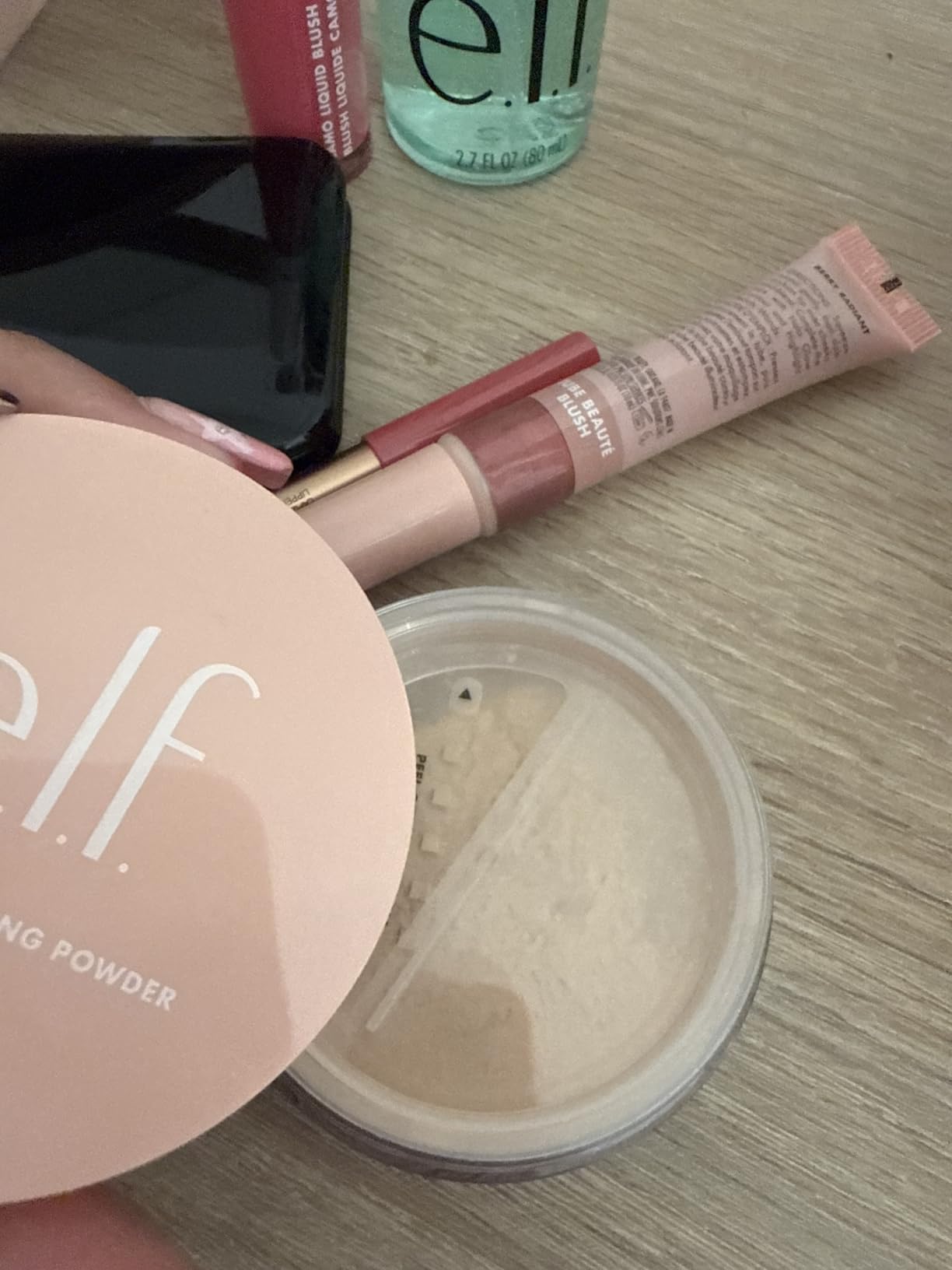 e.l.f. Halo Glow Soft Focus Setting Powder, Silky & Creates Soft Glow Without Shine, Smooths Pores & Lines, Vegan & Cruelty-Free, Light customer photo 1